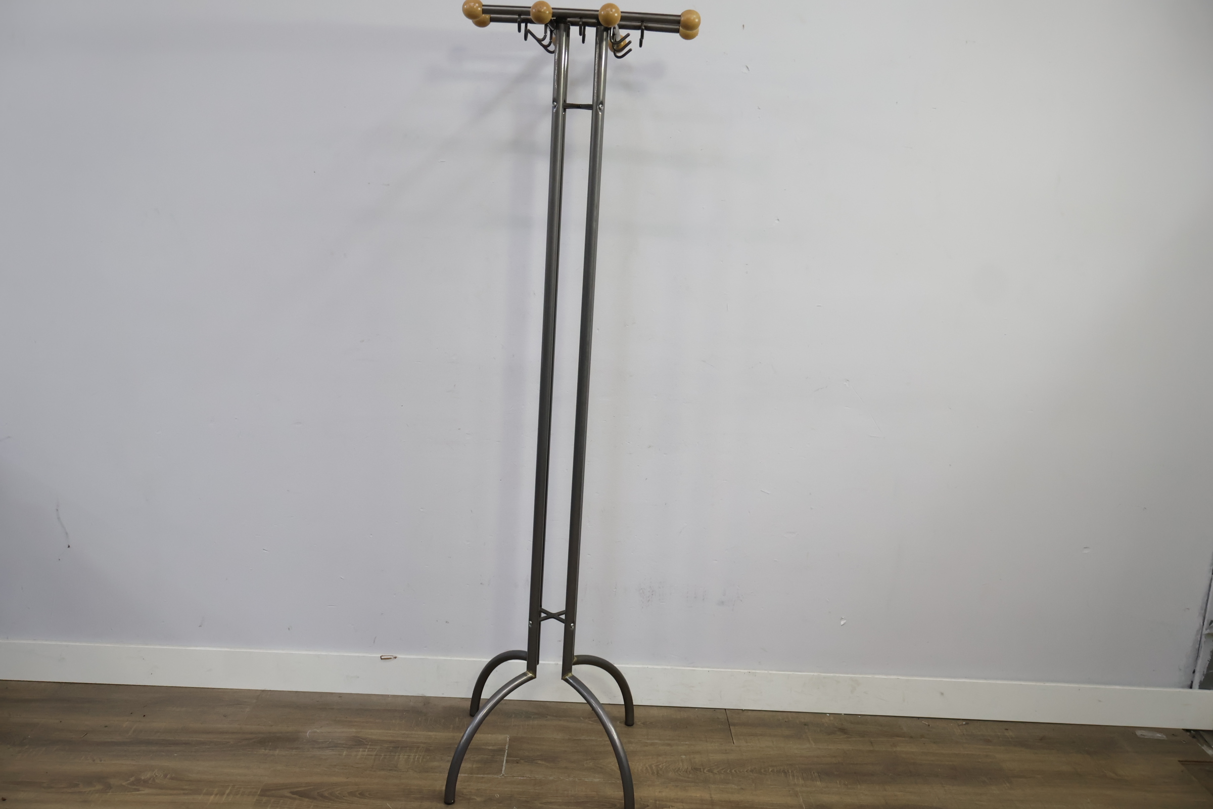 Staande kapstok met metalen frame en houten knoppen – foto 8 – kavel bij GSD Auctions, Zoeterwoude