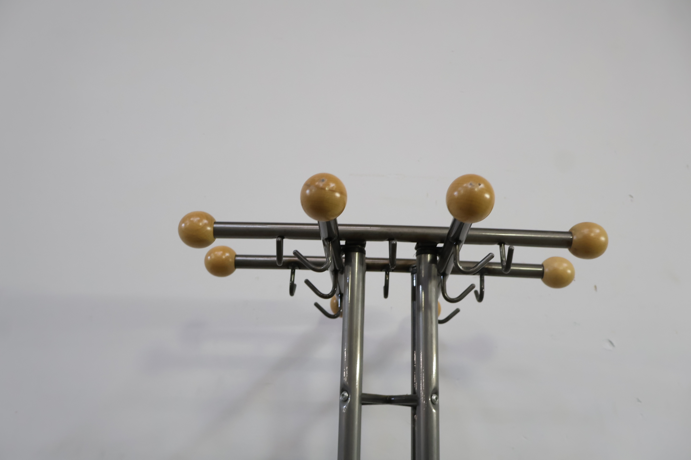 Staande kapstok met metalen frame en houten knoppen – foto 9 – kavel bij GSD Auctions, Zoeterwoude