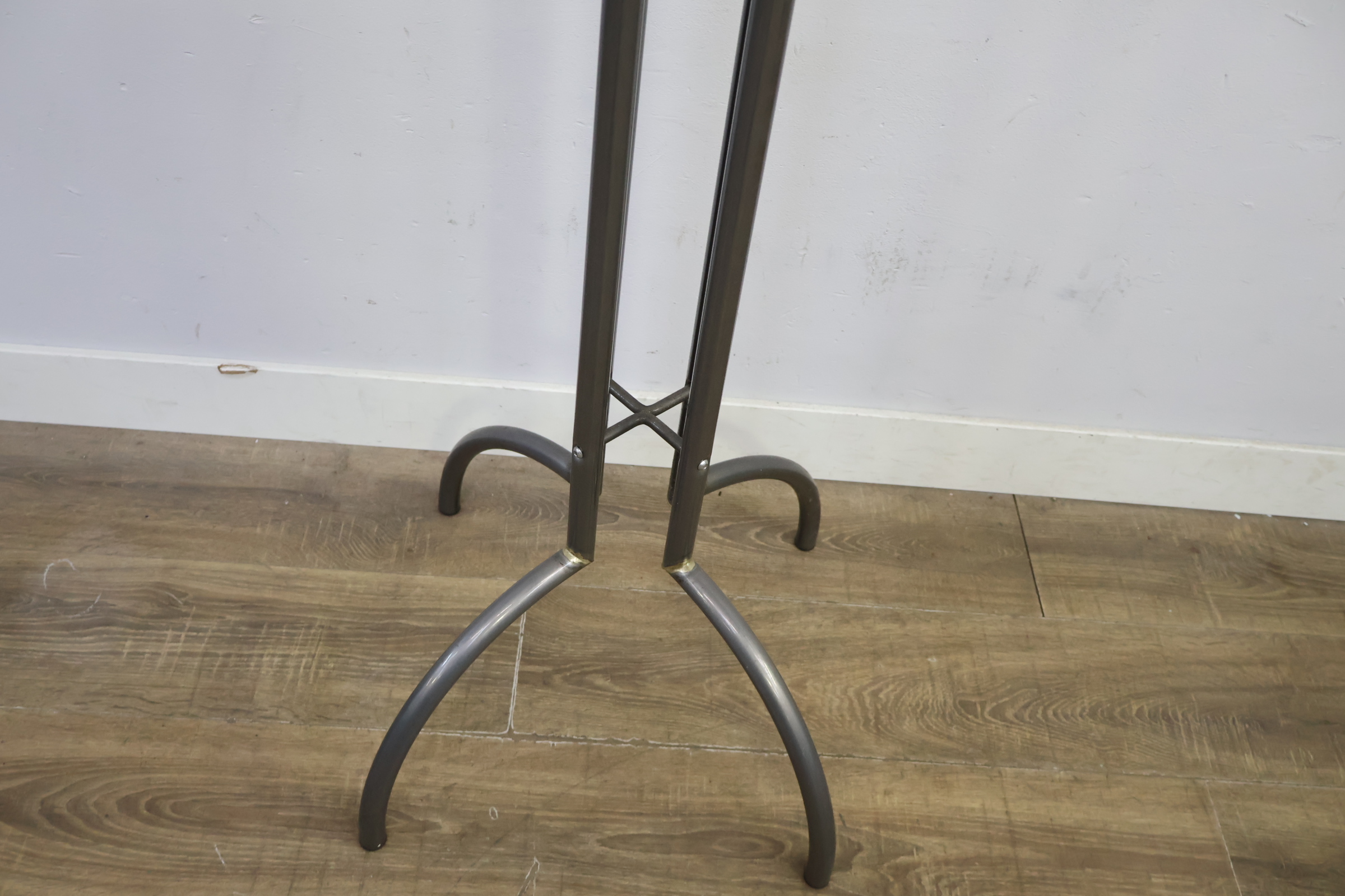 Staande kapstok met metalen frame en houten knoppen – foto 10 – kavel bij GSD Auctions, Zoeterwoude