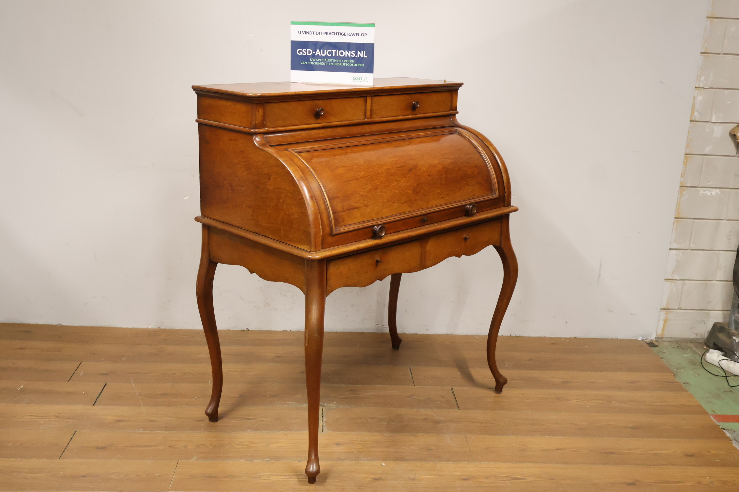 Vintage houten cylinder bureau met poten in cabriole stijl – kavel bij GSD Auctions, Zoeterwoude