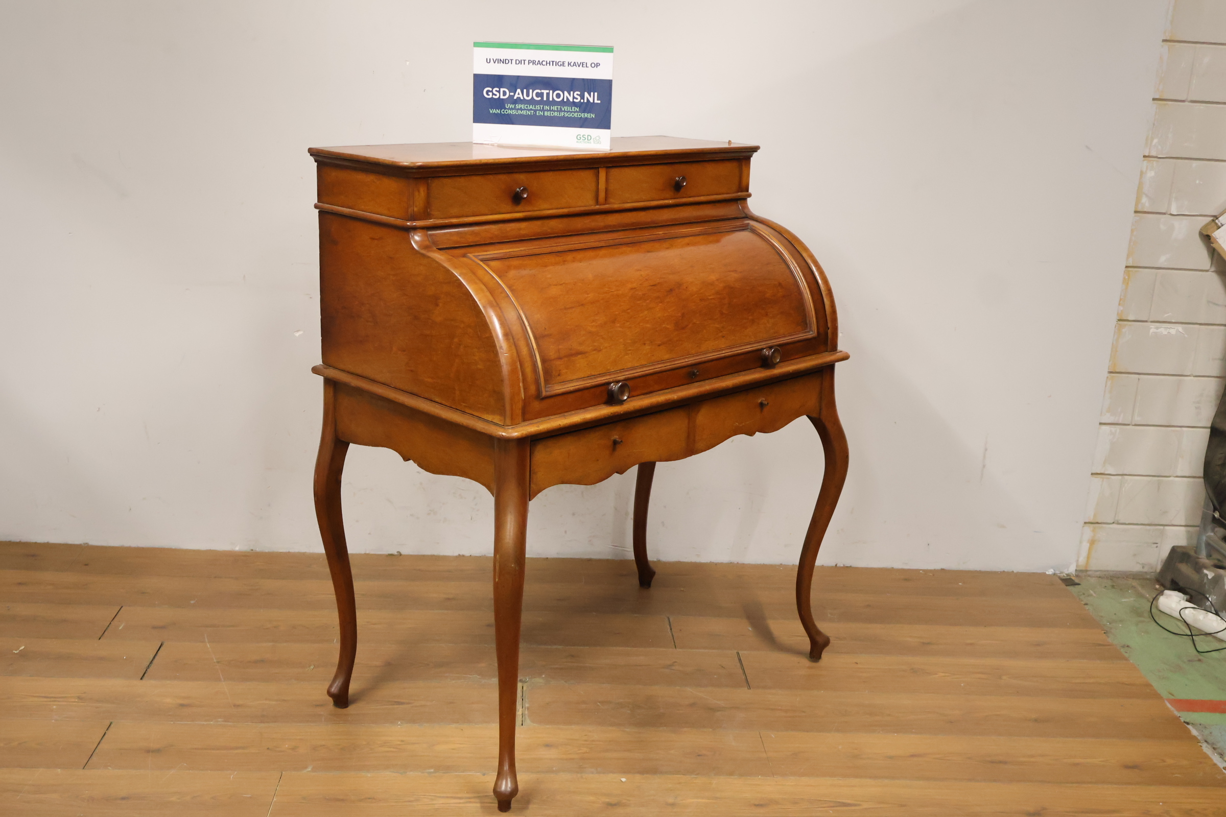 Vintage houten cylinder bureau met poten in cabriole stijl – foto 2 – kavel bij GSD Auctions, Zoeterwoude