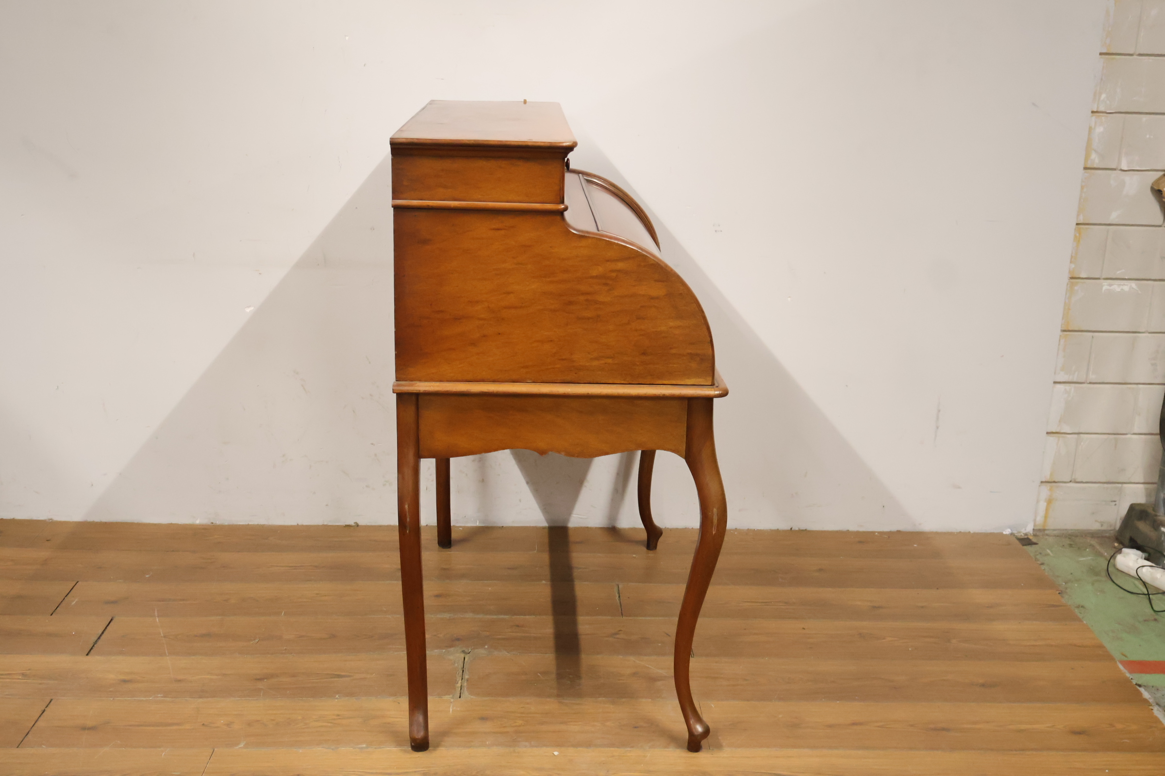 Vintage houten cylinder bureau met poten in cabriole stijl – foto 3 – kavel bij GSD Auctions, Zoeterwoude