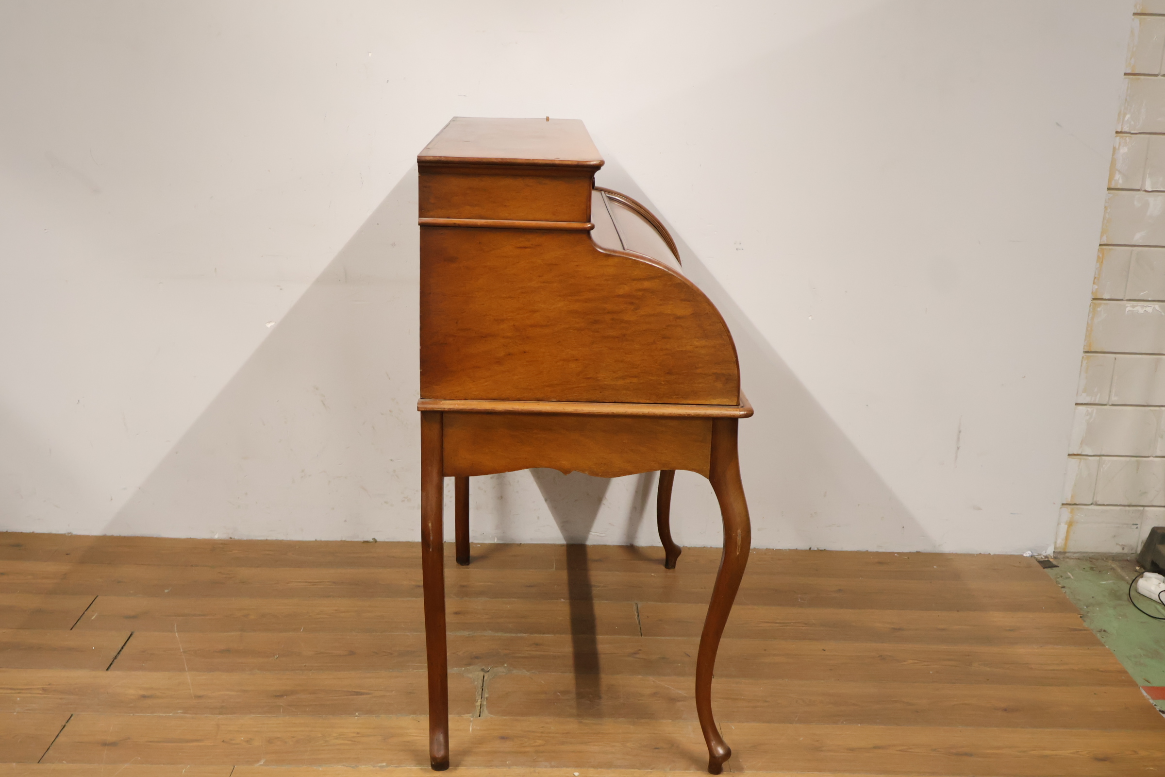 Vintage houten cylinder bureau met poten in cabriole stijl – foto 4 – kavel bij GSD Auctions, Zoeterwoude