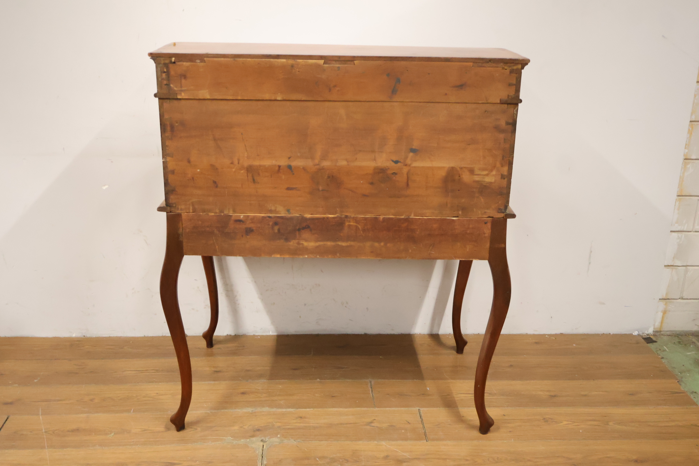 Vintage houten cylinder bureau met poten in cabriole stijl – foto 5 – kavel bij GSD Auctions, Zoeterwoude