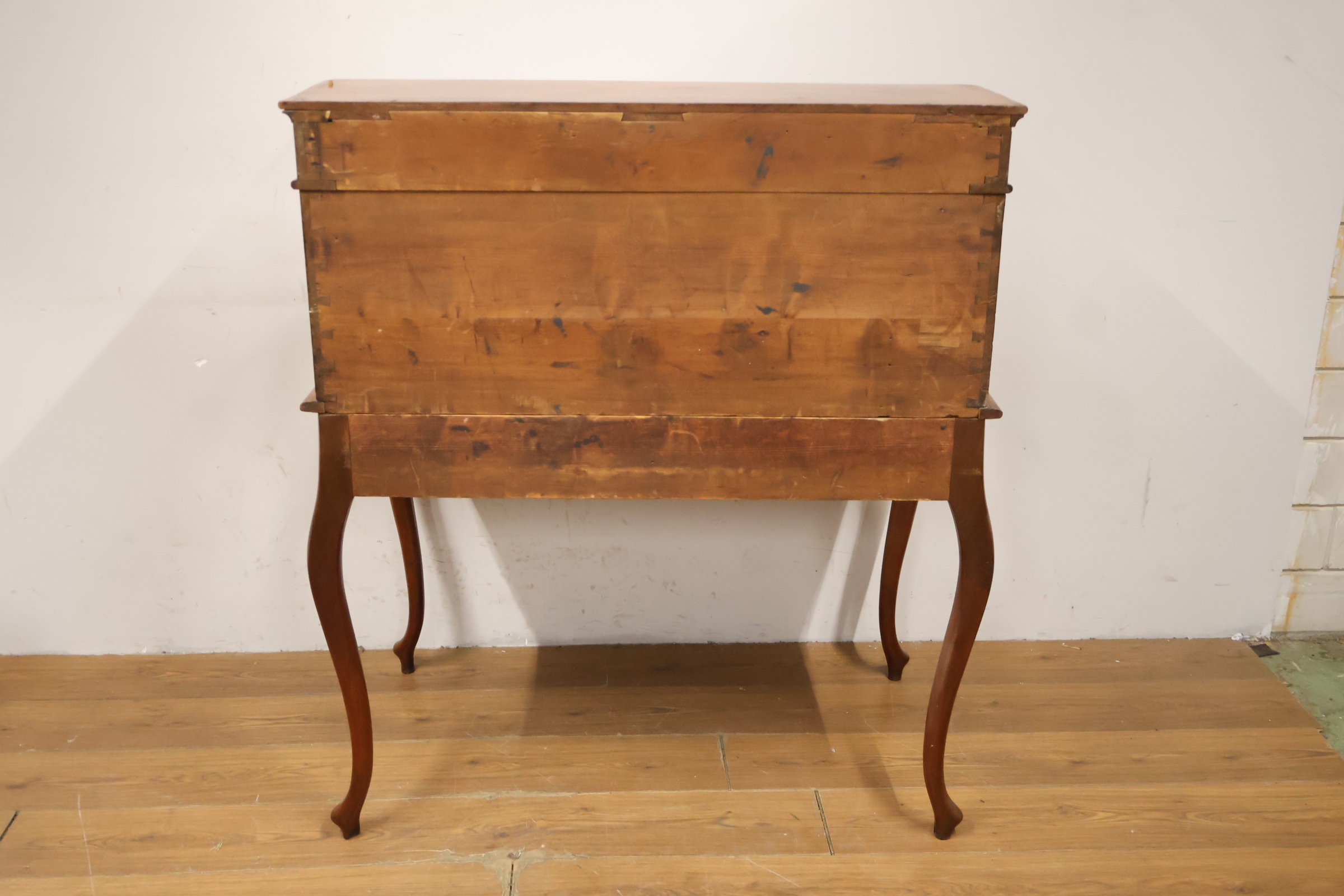 Vintage houten cylinder bureau met poten in cabriole stijl – foto 6 – kavel bij GSD Auctions, Zoeterwoude