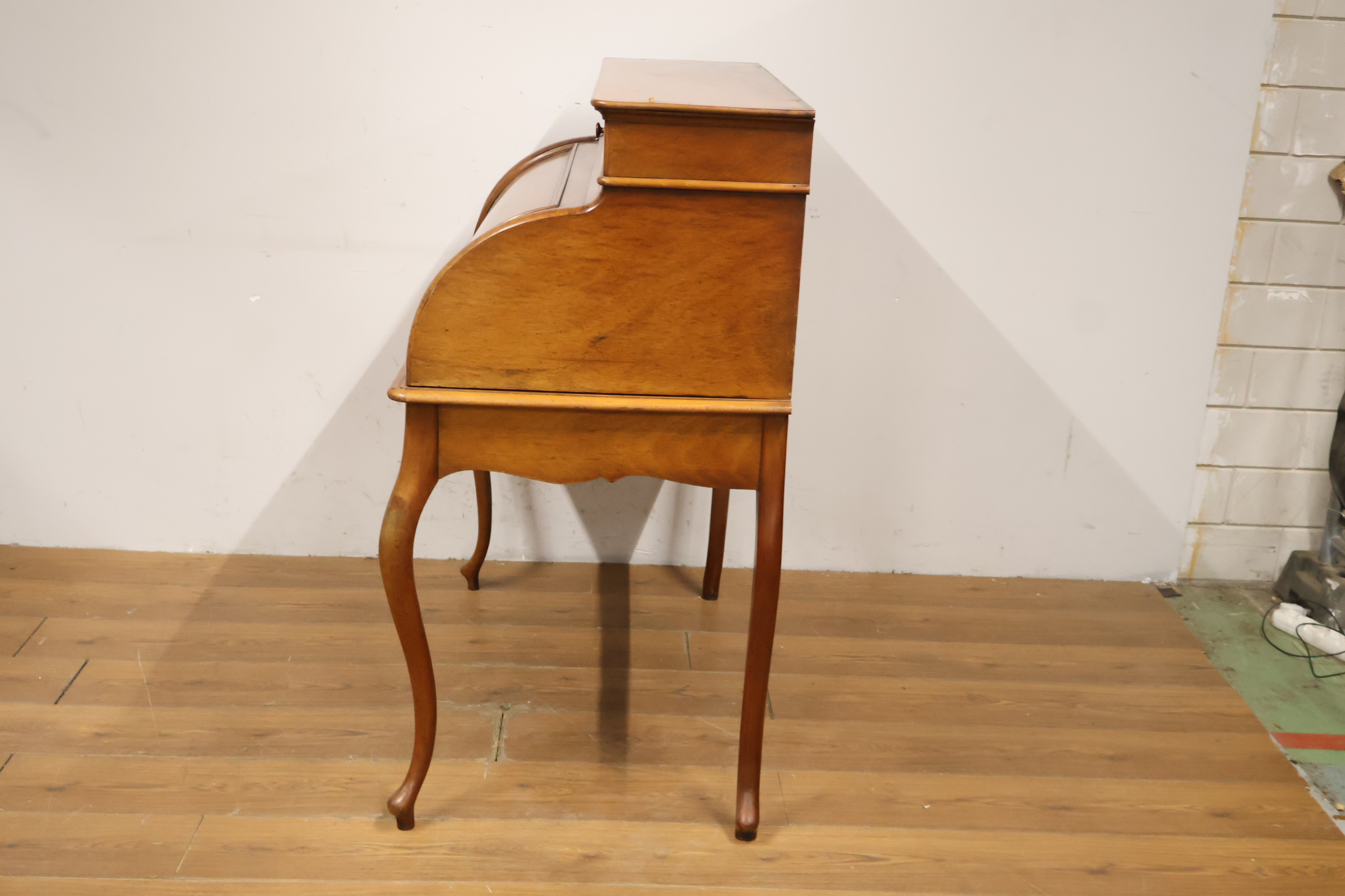 Vintage houten cylinder bureau met poten in cabriole stijl – foto 7 – kavel bij GSD Auctions, Zoeterwoude