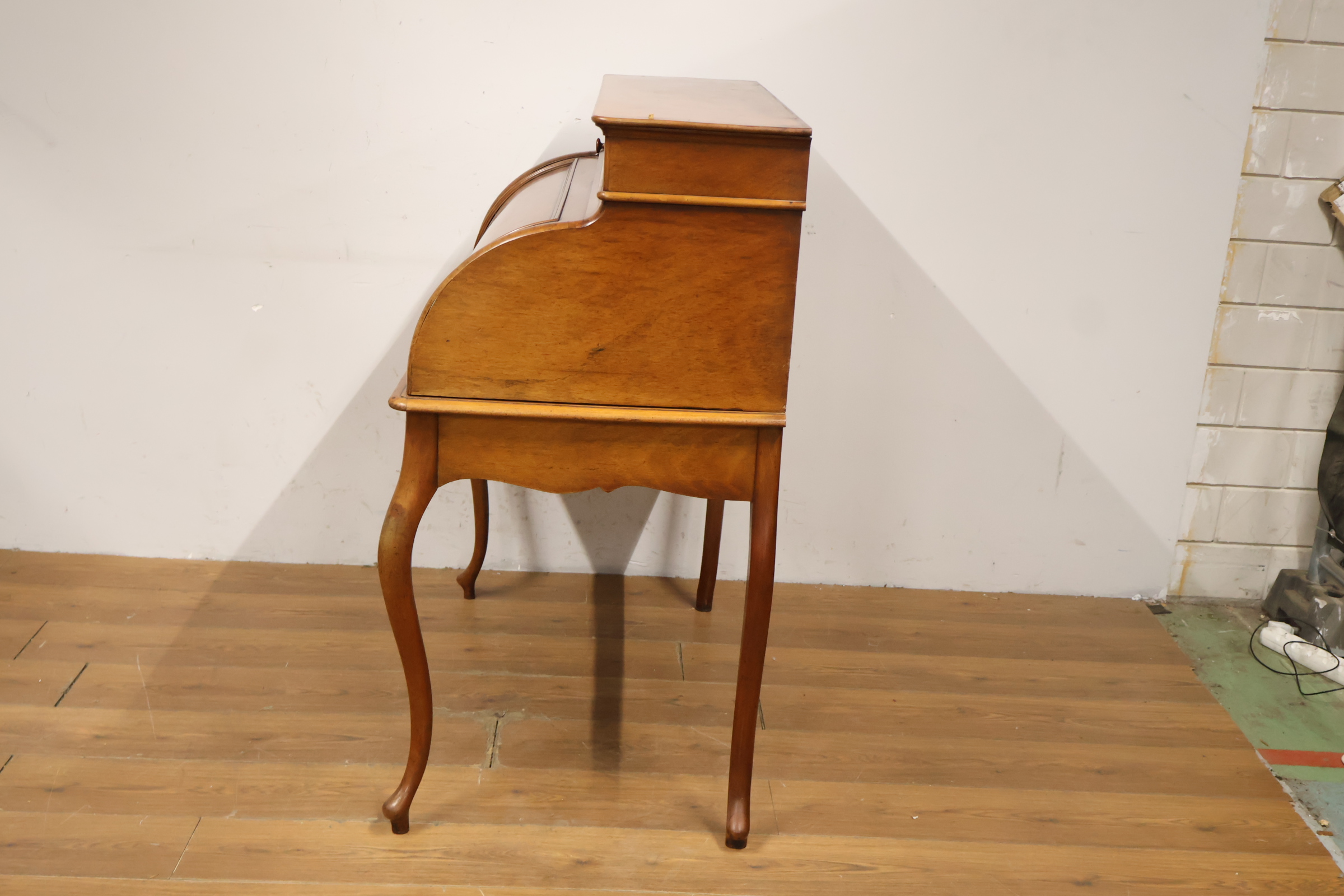 Vintage houten cylinder bureau met poten in cabriole stijl – foto 8 – kavel bij GSD Auctions, Zoeterwoude