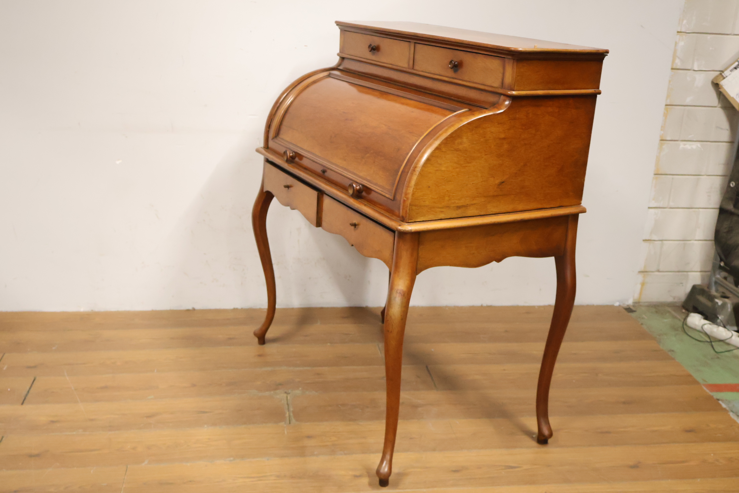 Vintage houten cylinder bureau met poten in cabriole stijl – foto 9 – kavel bij GSD Auctions, Zoeterwoude