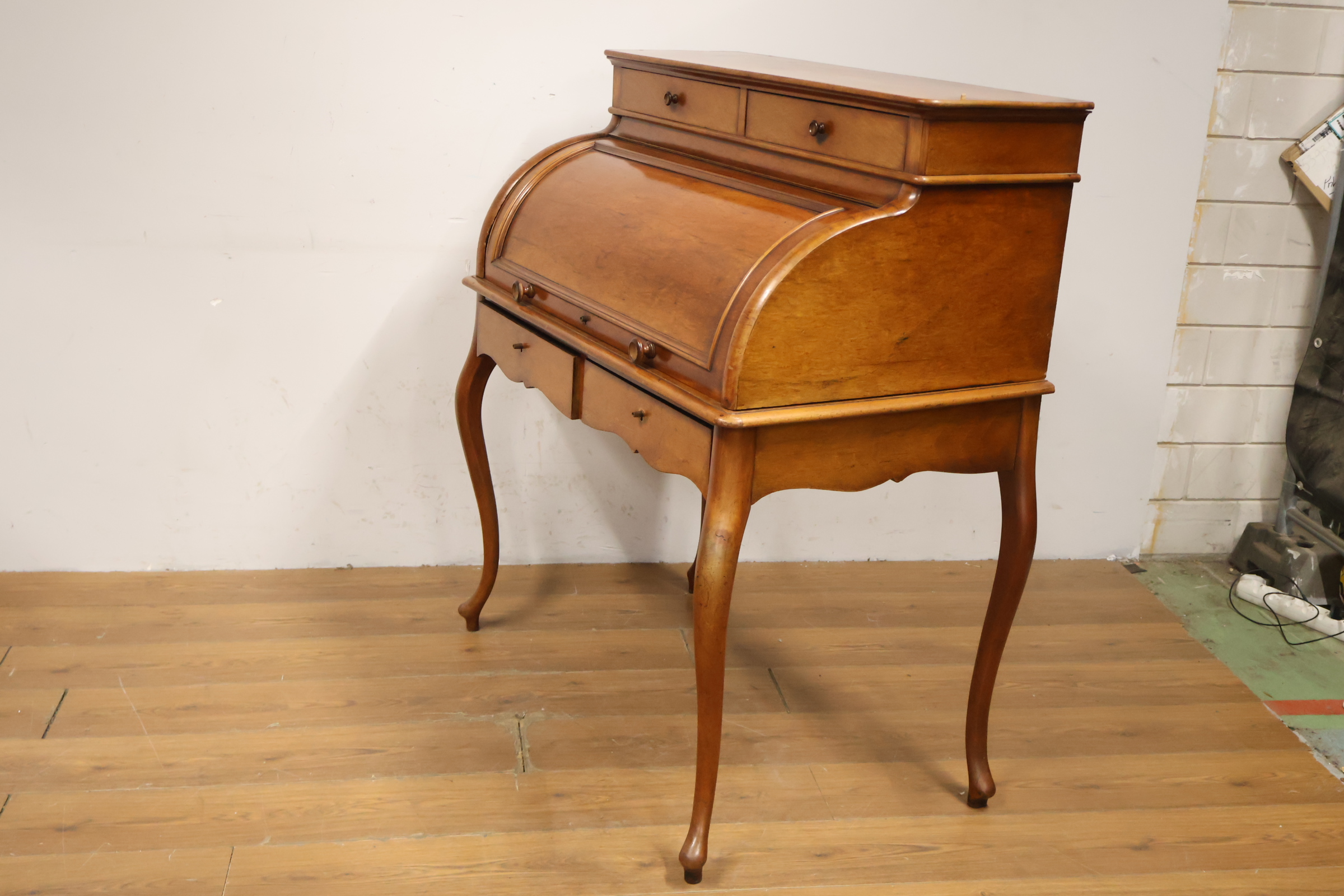 Vintage houten cylinder bureau met poten in cabriole stijl – foto 10 – kavel bij GSD Auctions, Zoeterwoude