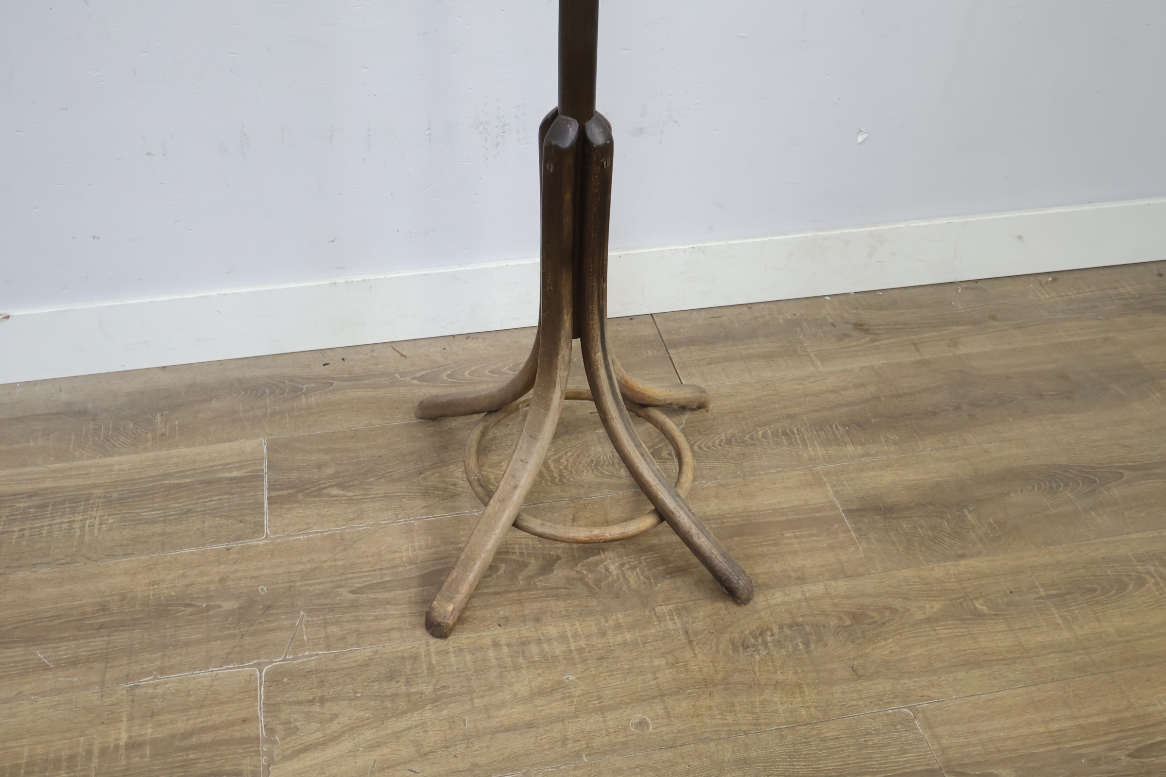 Houten kapstok met haken – foto 10 – kavel bij GSD Auctions, Zoeterwoude