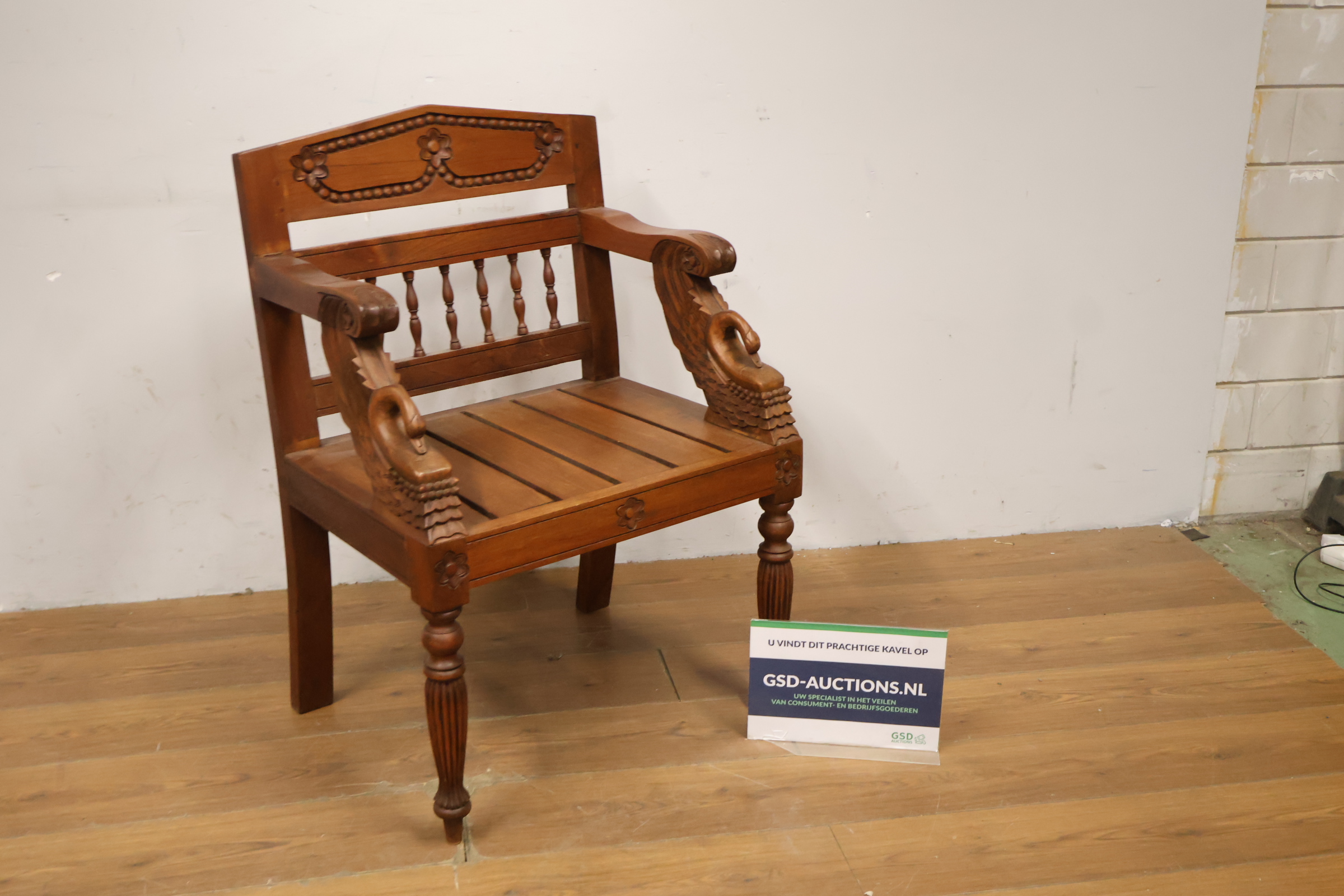 Houten stoel met sierlijke houtsnijwerk armleuningen – foto 2 – kavel bij GSD Auctions, Zoeterwoude