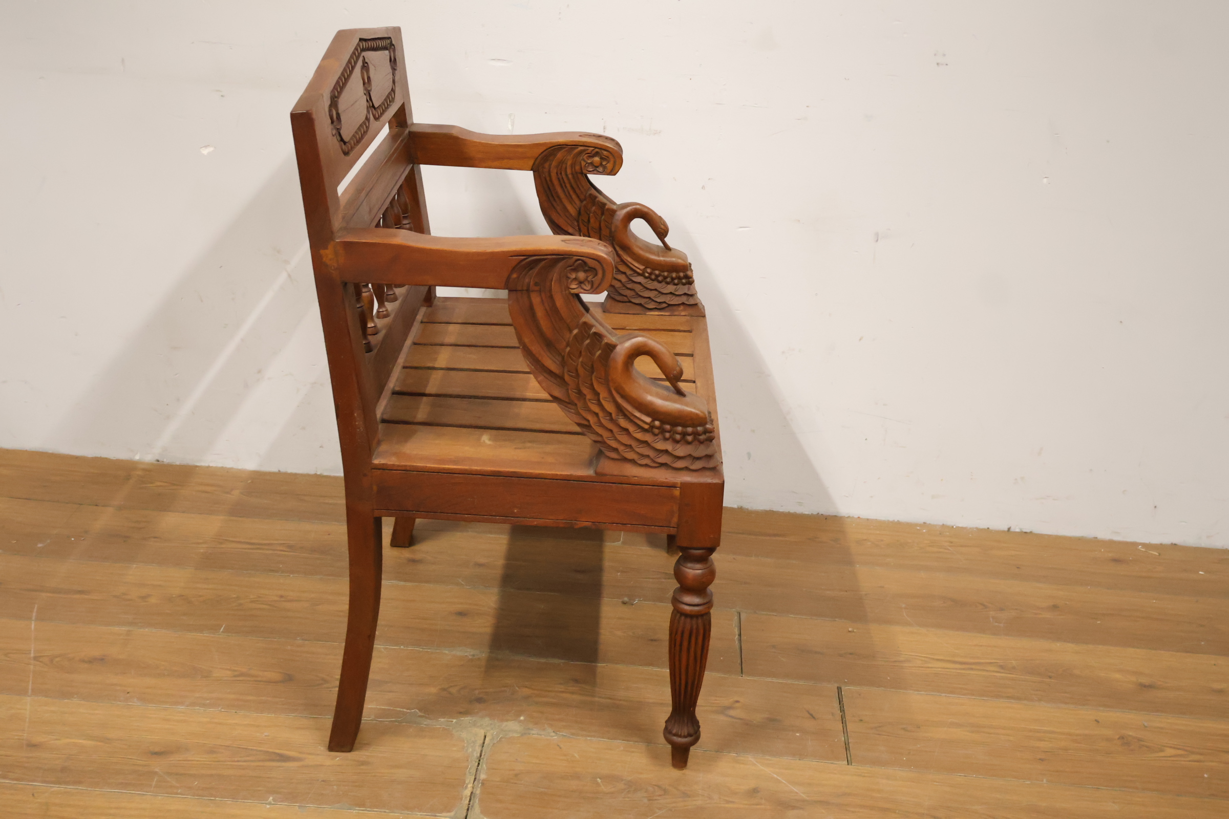Houten stoel met sierlijke houtsnijwerk armleuningen – foto 3 – kavel bij GSD Auctions, Zoeterwoude