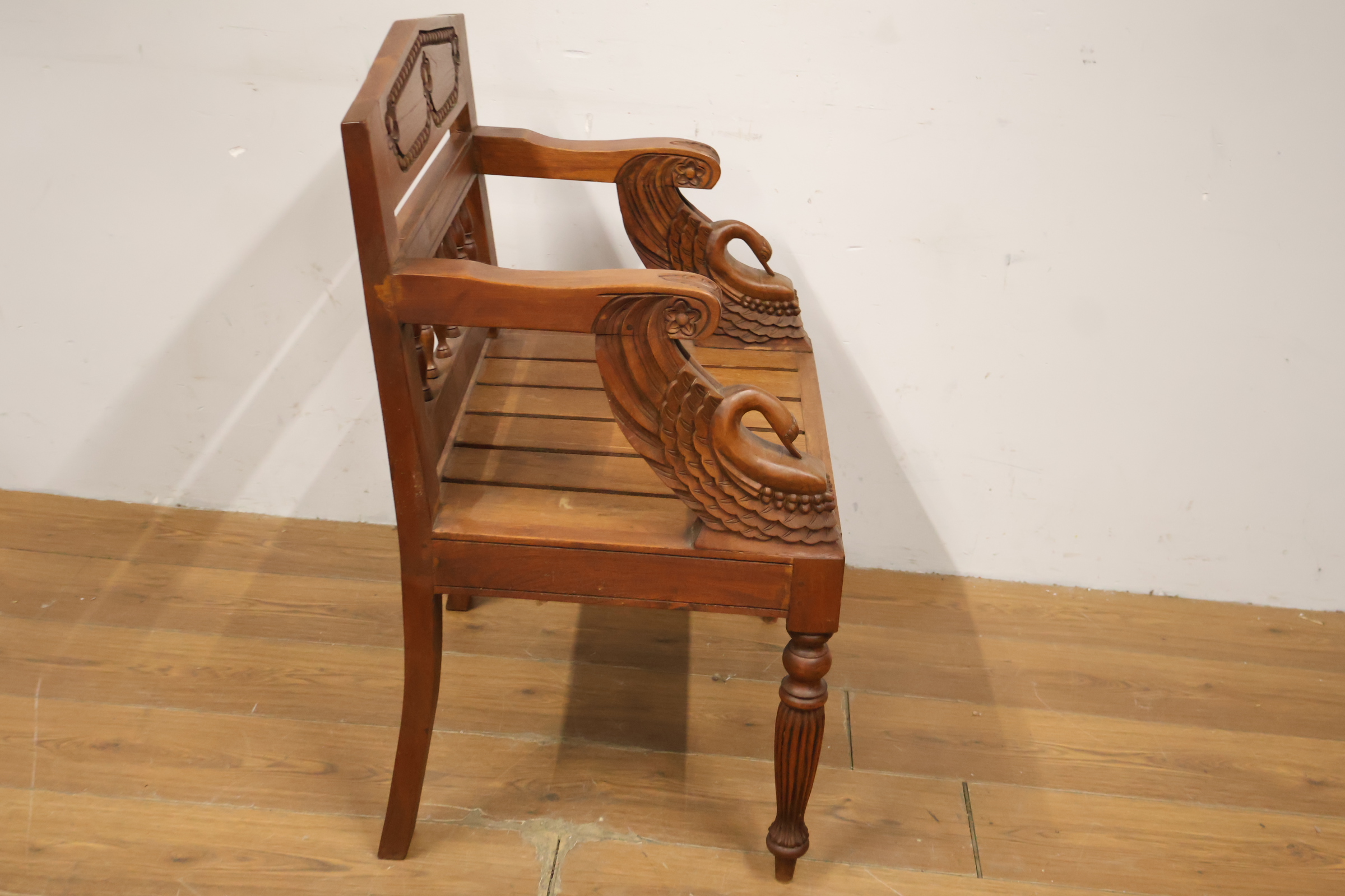 Houten stoel met sierlijke houtsnijwerk armleuningen – foto 4 – kavel bij GSD Auctions, Zoeterwoude