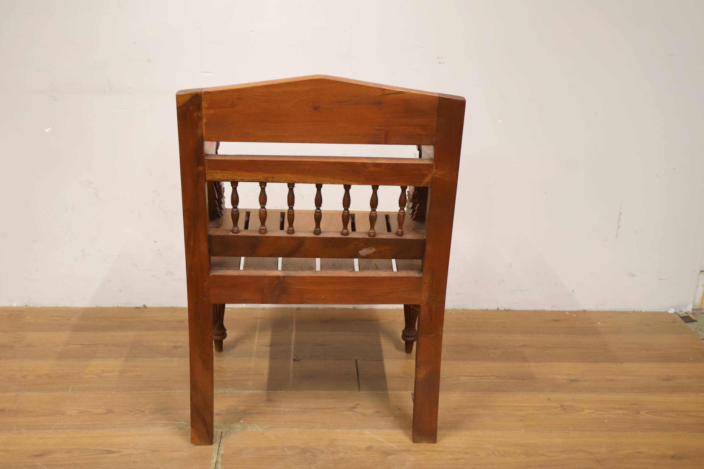 Houten stoel met sierlijke houtsnijwerk armleuningen – foto 5 – kavel bij GSD Auctions, Zoeterwoude