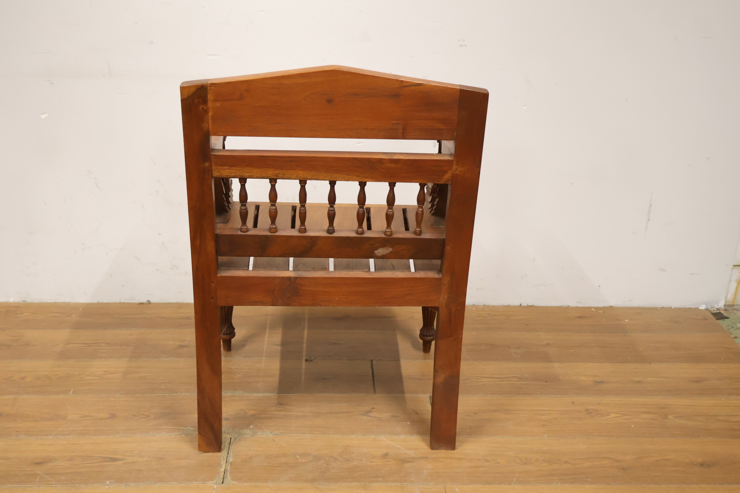 Houten stoel met sierlijke houtsnijwerk armleuningen – foto 6 – kavel bij GSD Auctions, Zoeterwoude