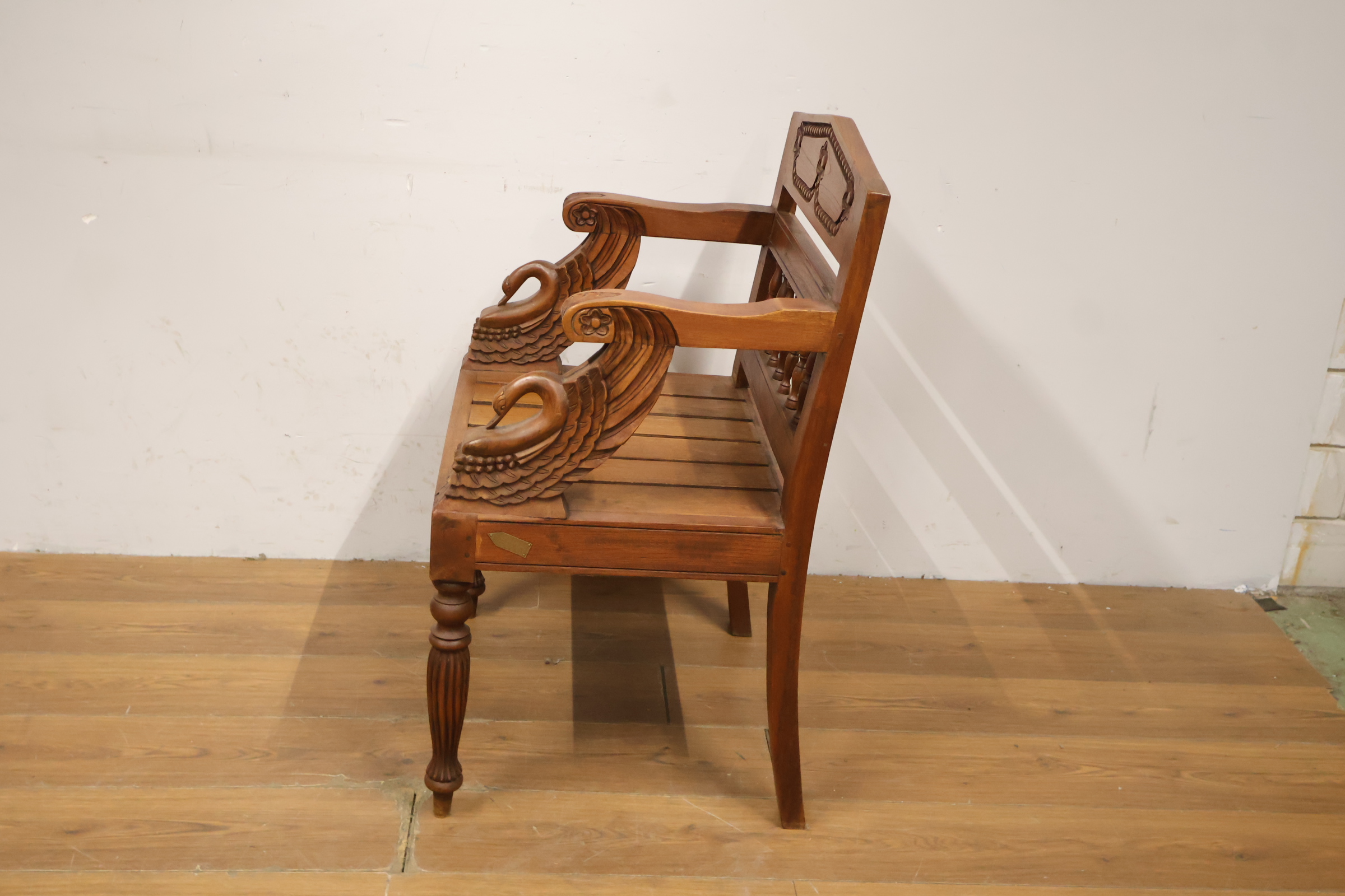 Houten stoel met sierlijke houtsnijwerk armleuningen – foto 7 – kavel bij GSD Auctions, Zoeterwoude