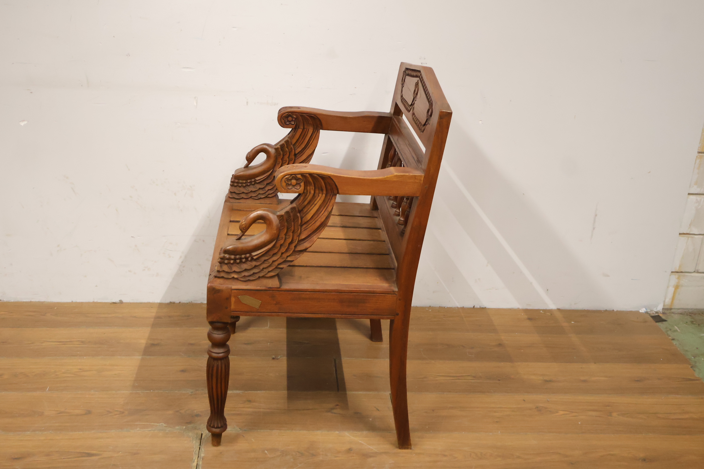 Houten stoel met sierlijke houtsnijwerk armleuningen – foto 8 – kavel bij GSD Auctions, Zoeterwoude