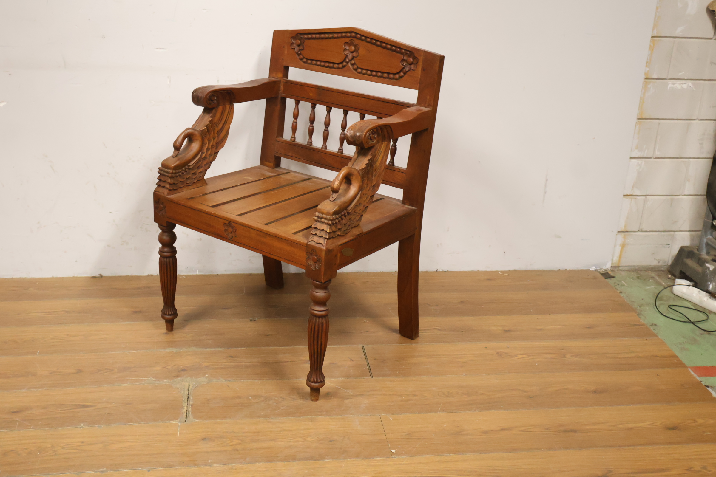 Houten stoel met sierlijke houtsnijwerk armleuningen – foto 9 – kavel bij GSD Auctions, Zoeterwoude