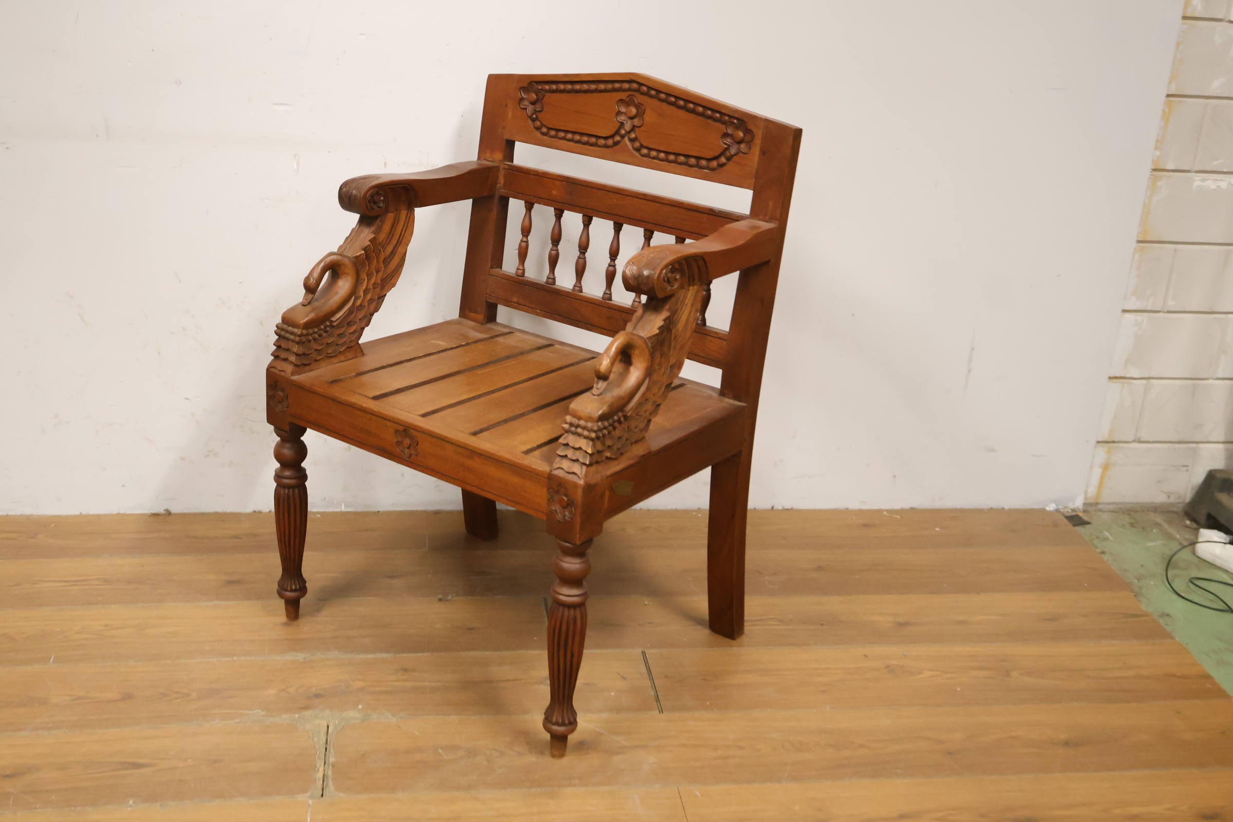 Houten stoel met sierlijke houtsnijwerk armleuningen – foto 10 – kavel bij GSD Auctions, Zoeterwoude