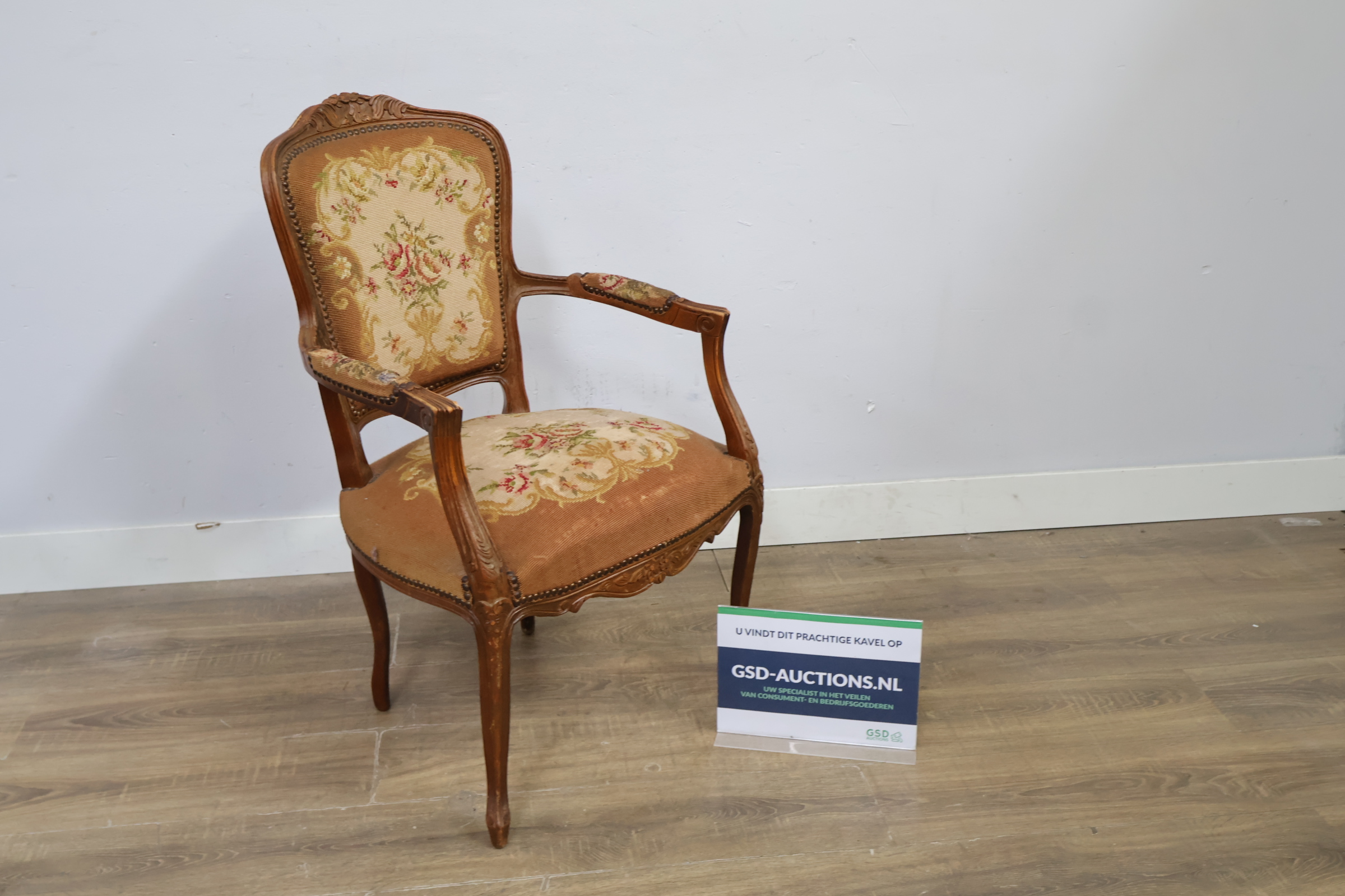 Antieke houten stoel met geborduurde bekleding – kavel bij GSD Auctions, Zoeterwoude