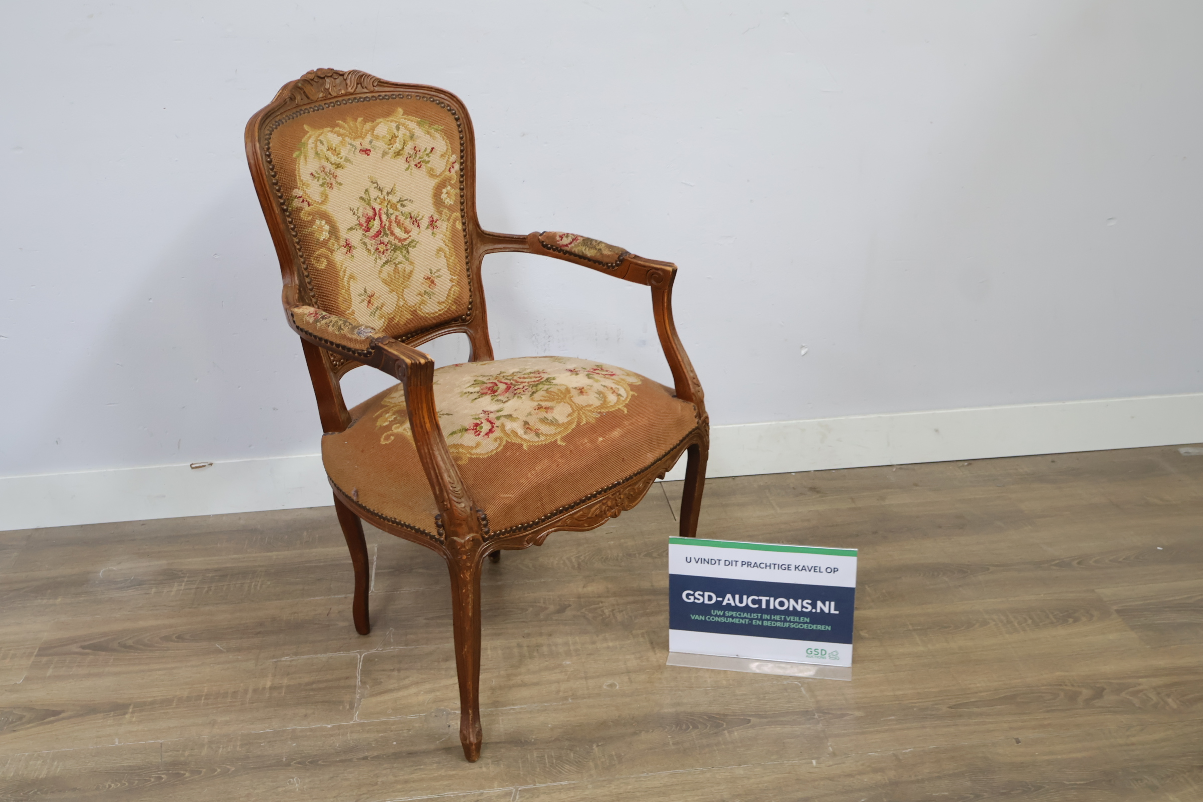 Antieke houten stoel met geborduurde bekleding – foto 2 – kavel bij GSD Auctions, Zoeterwoude