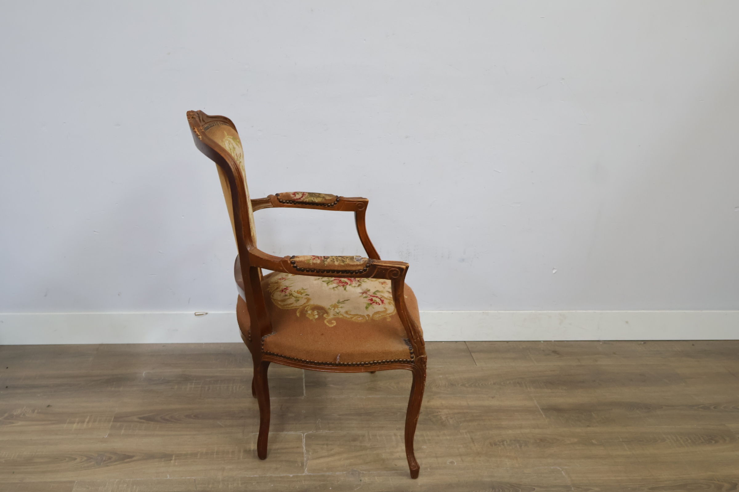 Antieke houten stoel met geborduurde bekleding – foto 3 – kavel bij GSD Auctions, Zoeterwoude