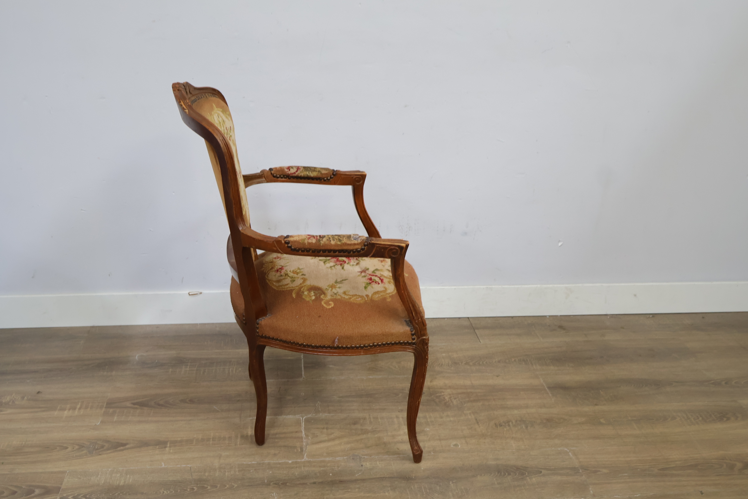 Antieke houten stoel met geborduurde bekleding – foto 4 – kavel bij GSD Auctions, Zoeterwoude