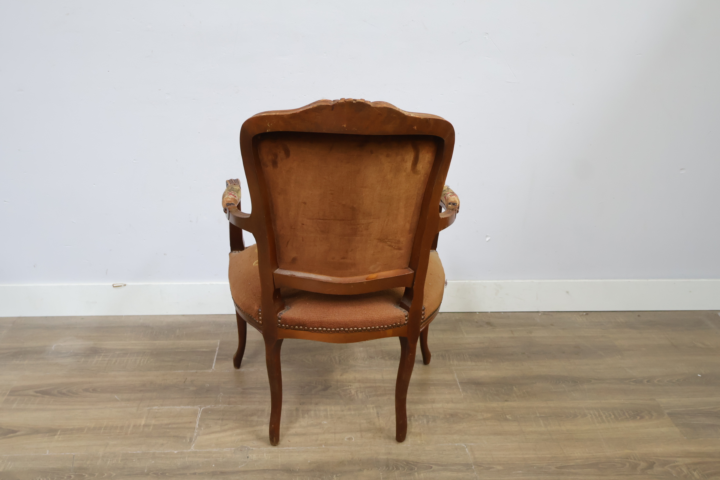 Antieke houten stoel met geborduurde bekleding – foto 5 – kavel bij GSD Auctions, Zoeterwoude