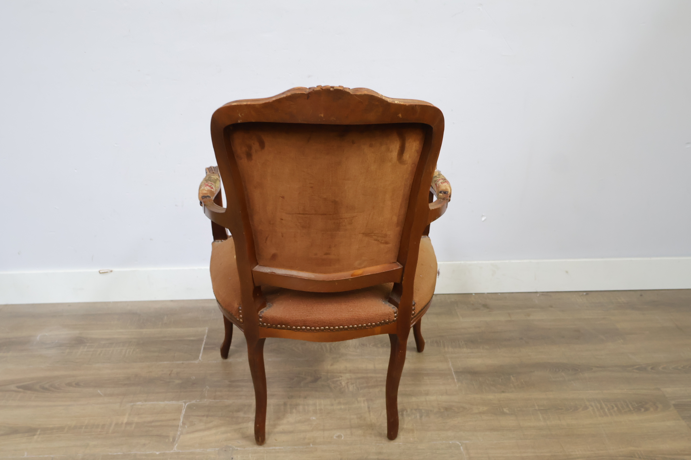 Antieke houten stoel met geborduurde bekleding – foto 6 – kavel bij GSD Auctions, Zoeterwoude