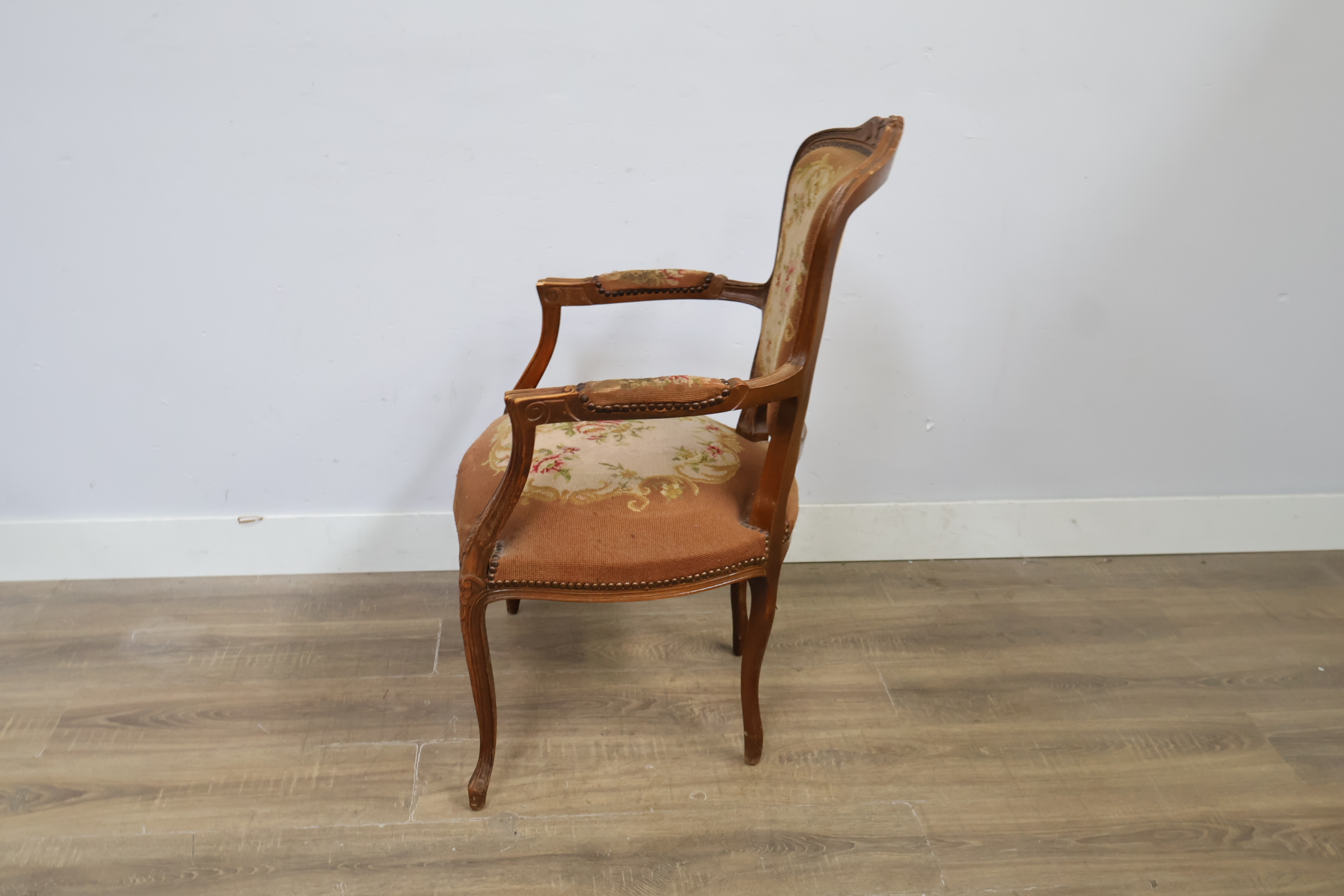 Antieke houten stoel met geborduurde bekleding – foto 7 – kavel bij GSD Auctions, Zoeterwoude