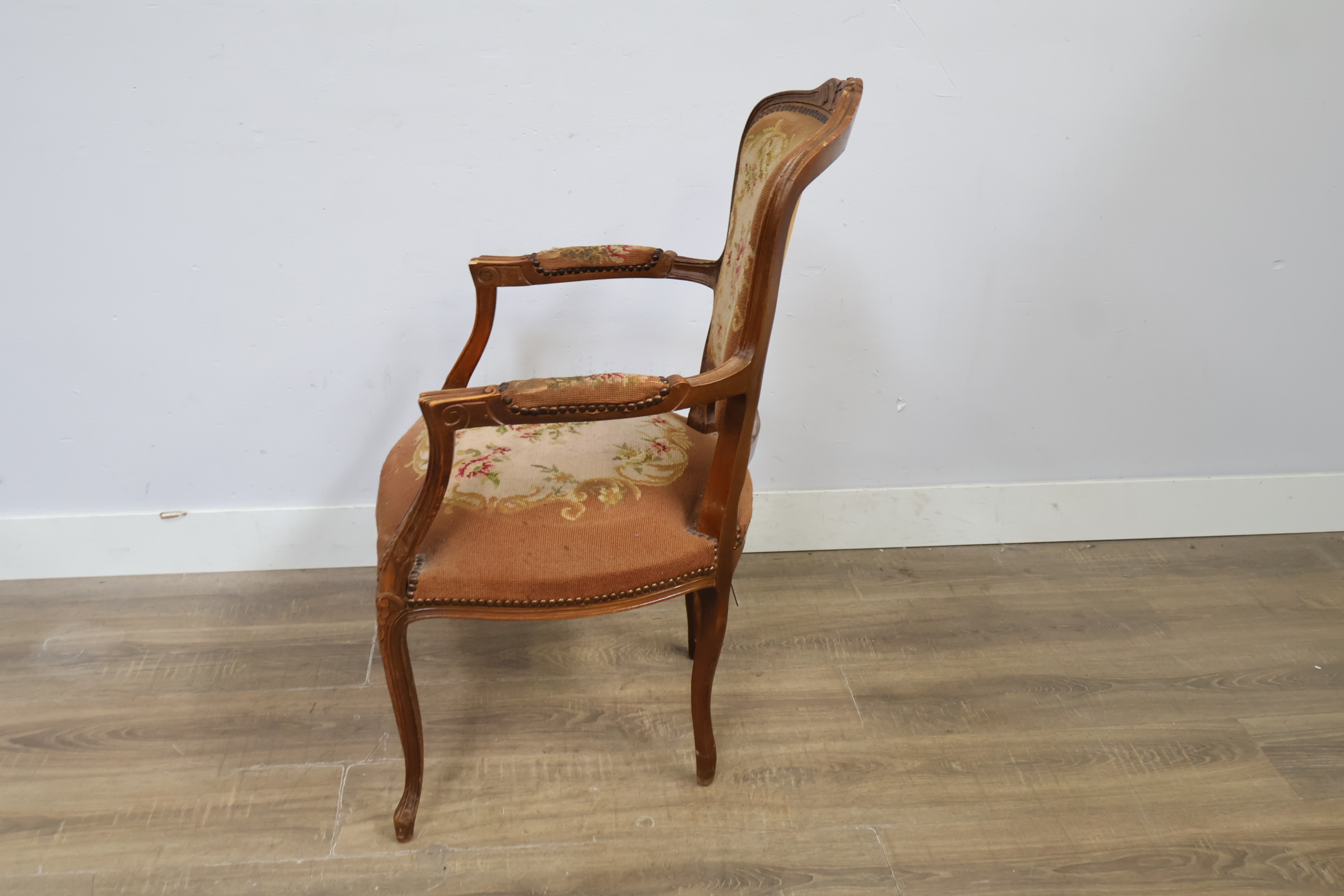 Antieke houten stoel met geborduurde bekleding – foto 8 – kavel bij GSD Auctions, Zoeterwoude