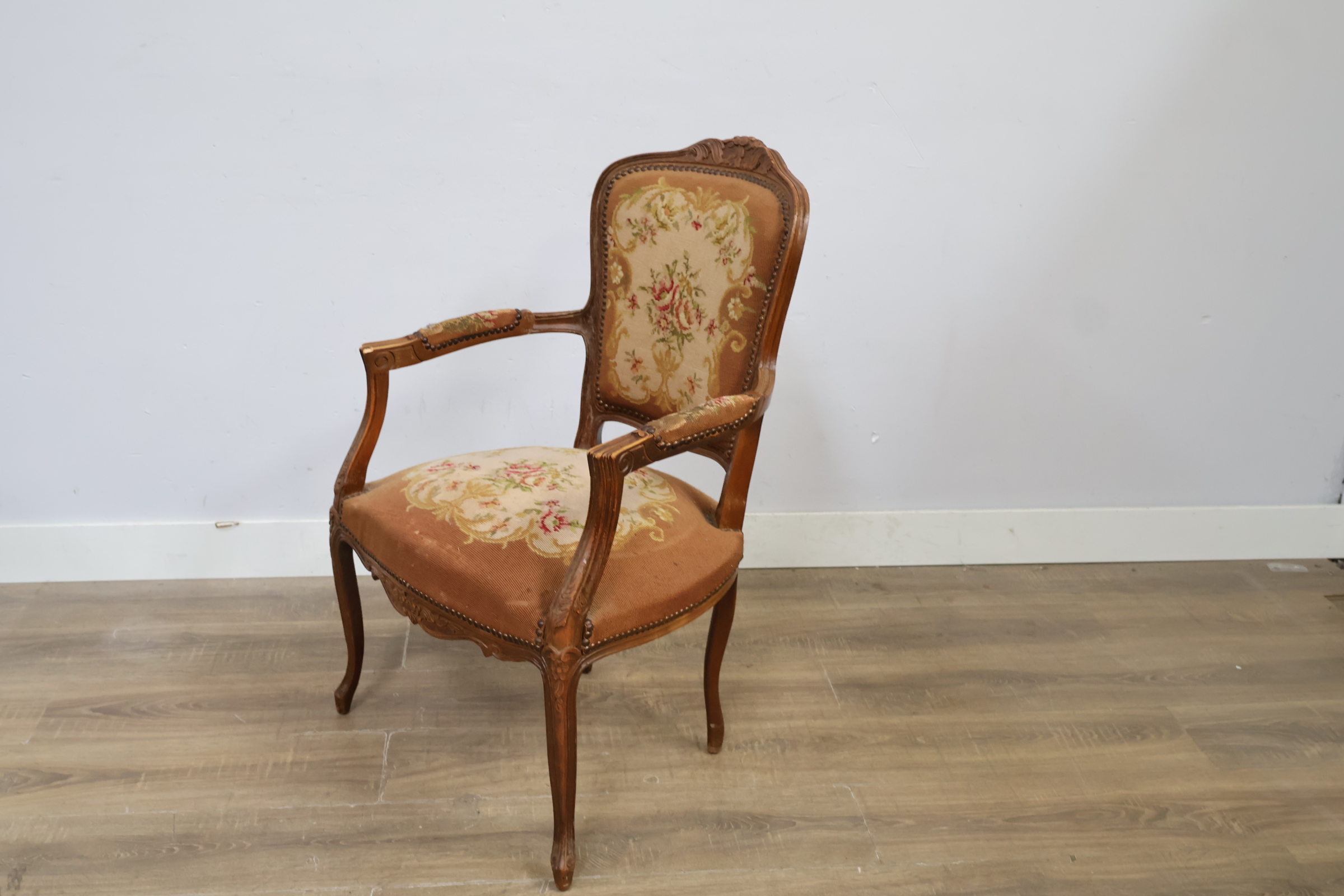 Antieke houten stoel met geborduurde bekleding – foto 9 – kavel bij GSD Auctions, Zoeterwoude