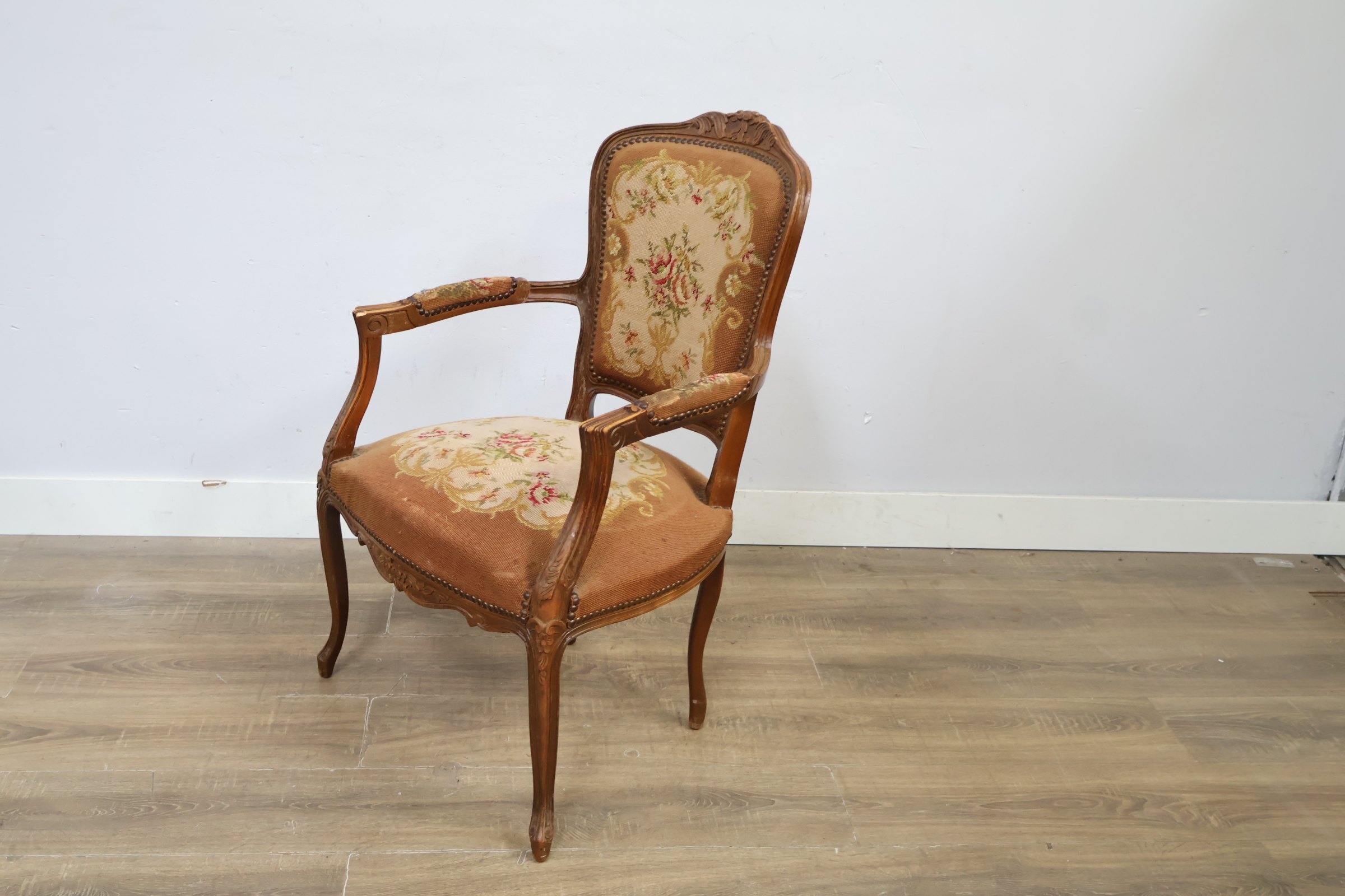 Antieke houten stoel met geborduurde bekleding – foto 10 – kavel bij GSD Auctions, Zoeterwoude