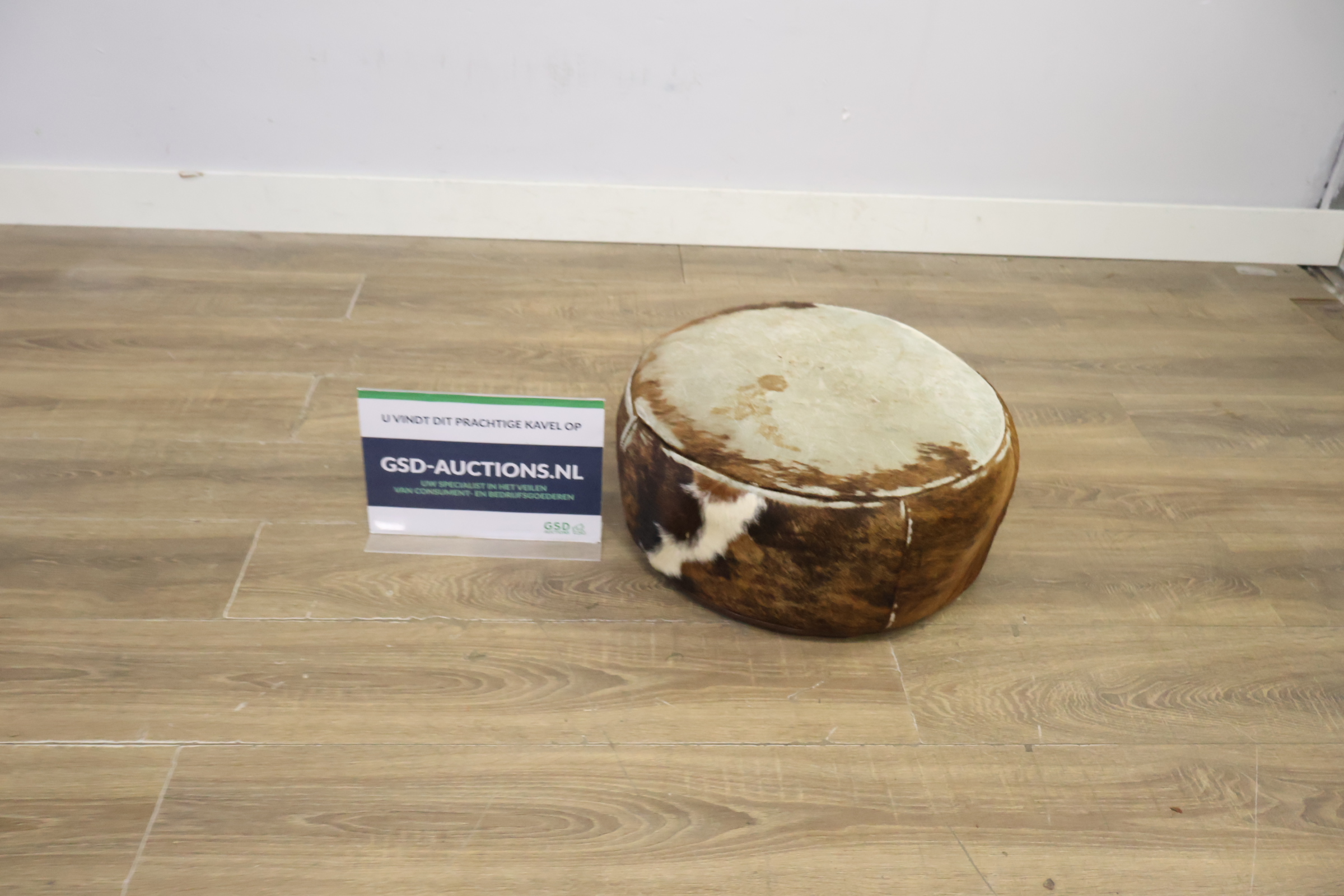 Ronde poef met koeienhuidprint – kavel bij GSD Auctions, Zoeterwoude