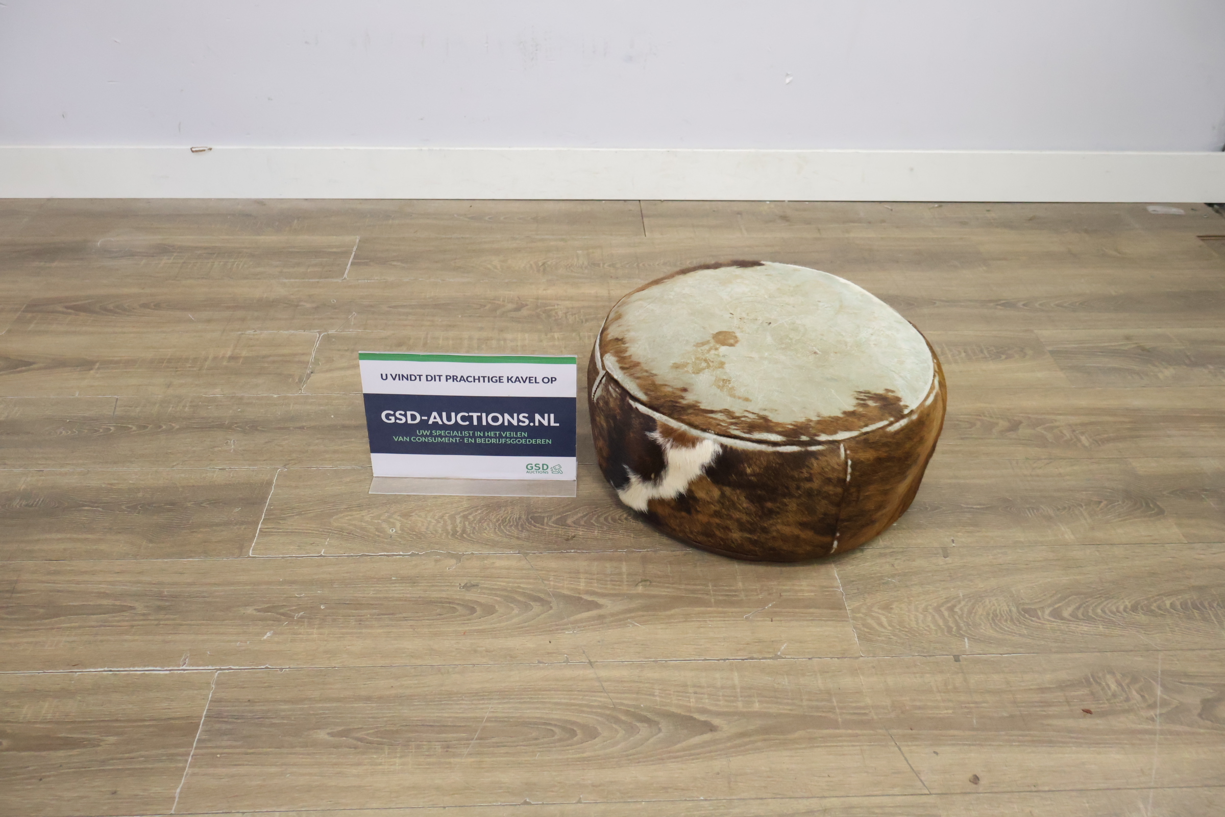 Ronde poef met koeienhuidprint – foto 2 – kavel bij GSD Auctions, Zoeterwoude