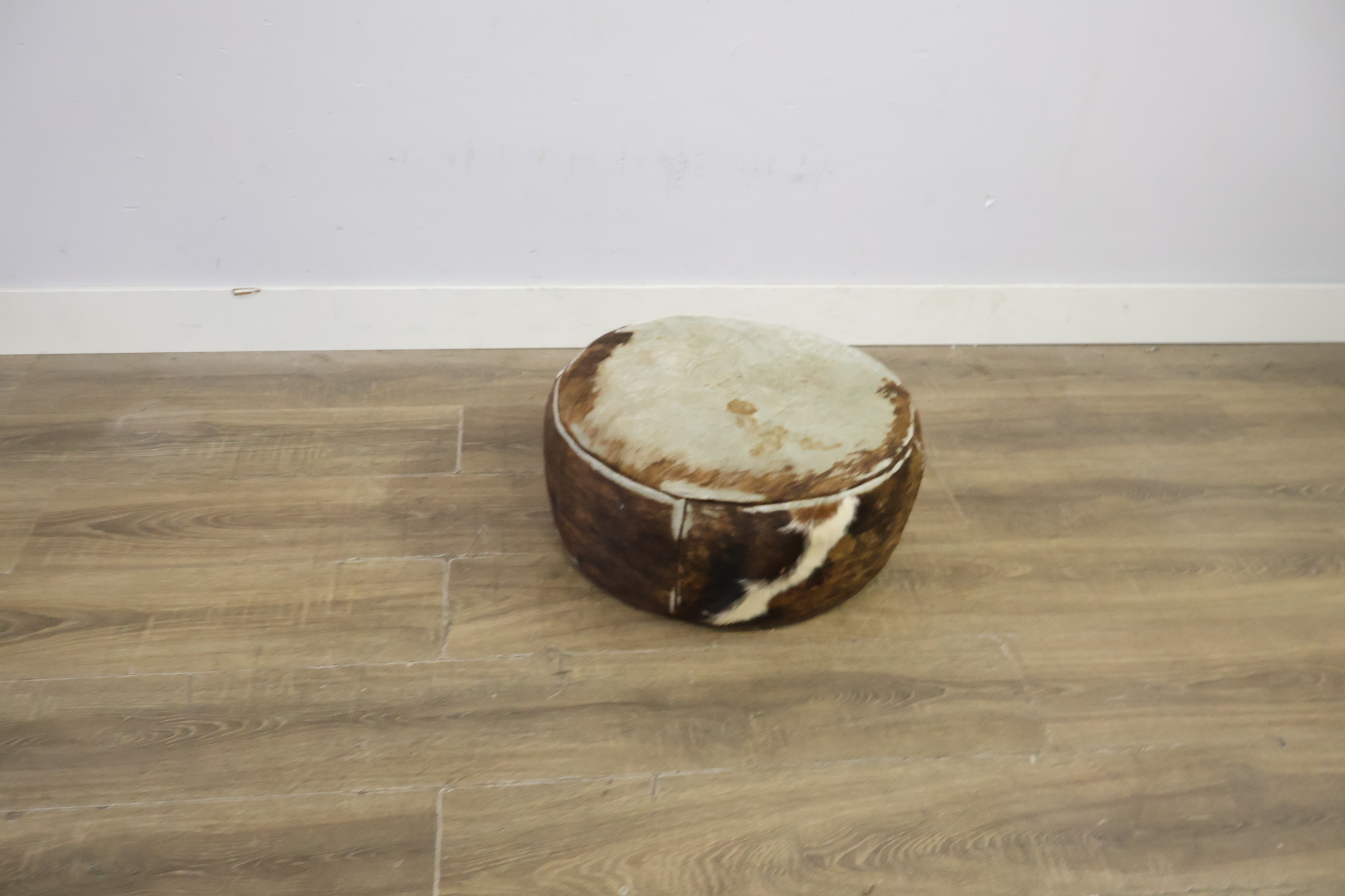 Ronde poef met koeienhuidprint – foto 3 – kavel bij GSD Auctions, Zoeterwoude