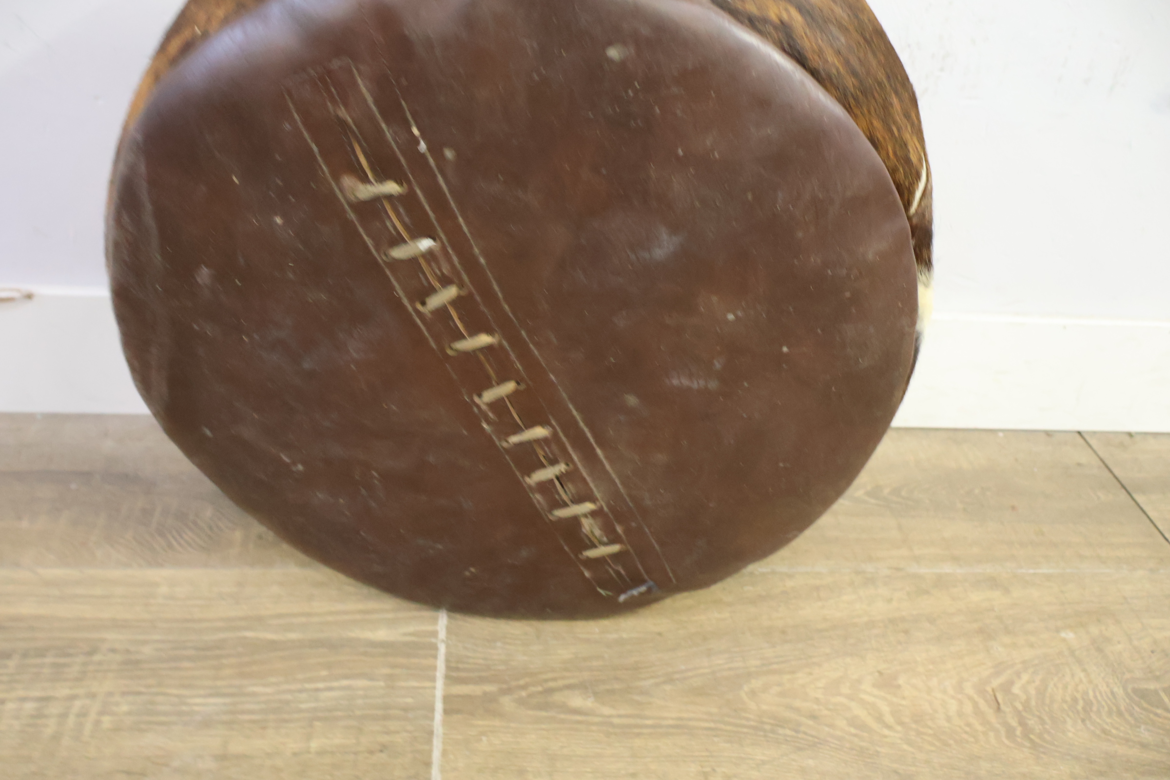 Ronde poef met koeienhuidprint – foto 6 – kavel bij GSD Auctions, Zoeterwoude