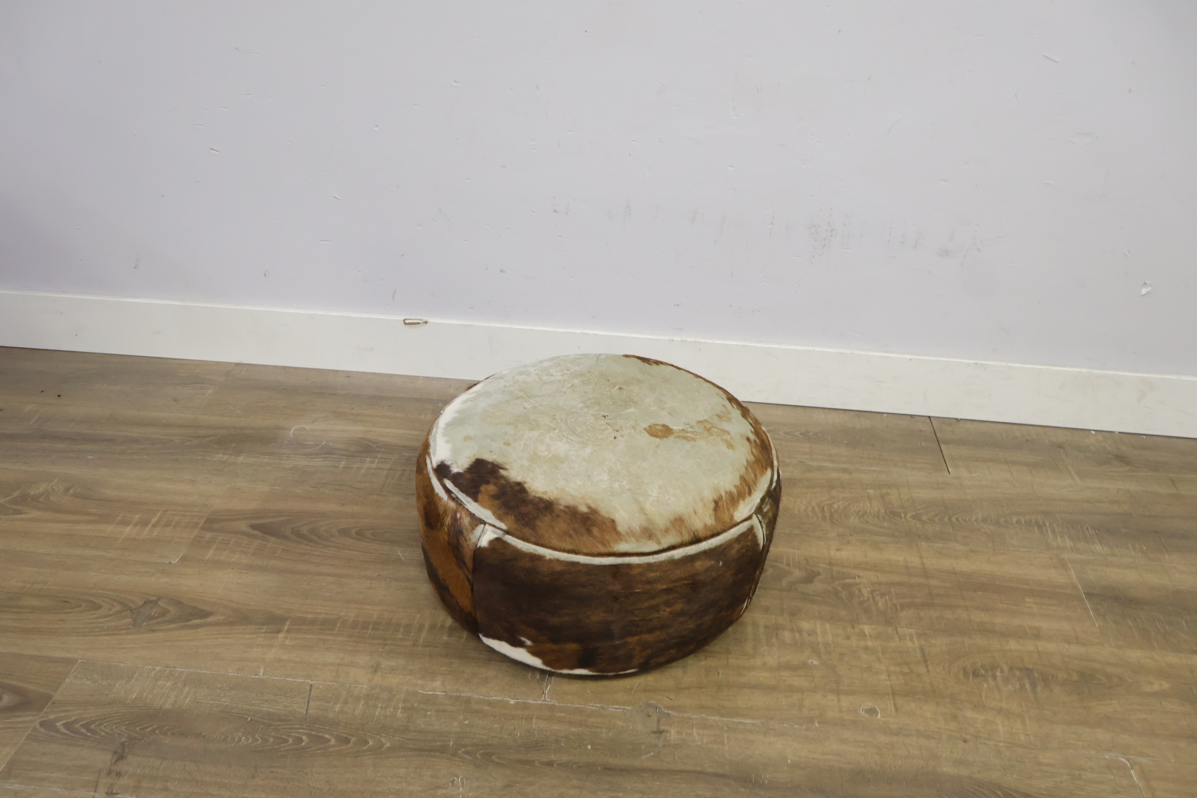Ronde poef met koeienhuidprint – foto 7 – kavel bij GSD Auctions, Zoeterwoude