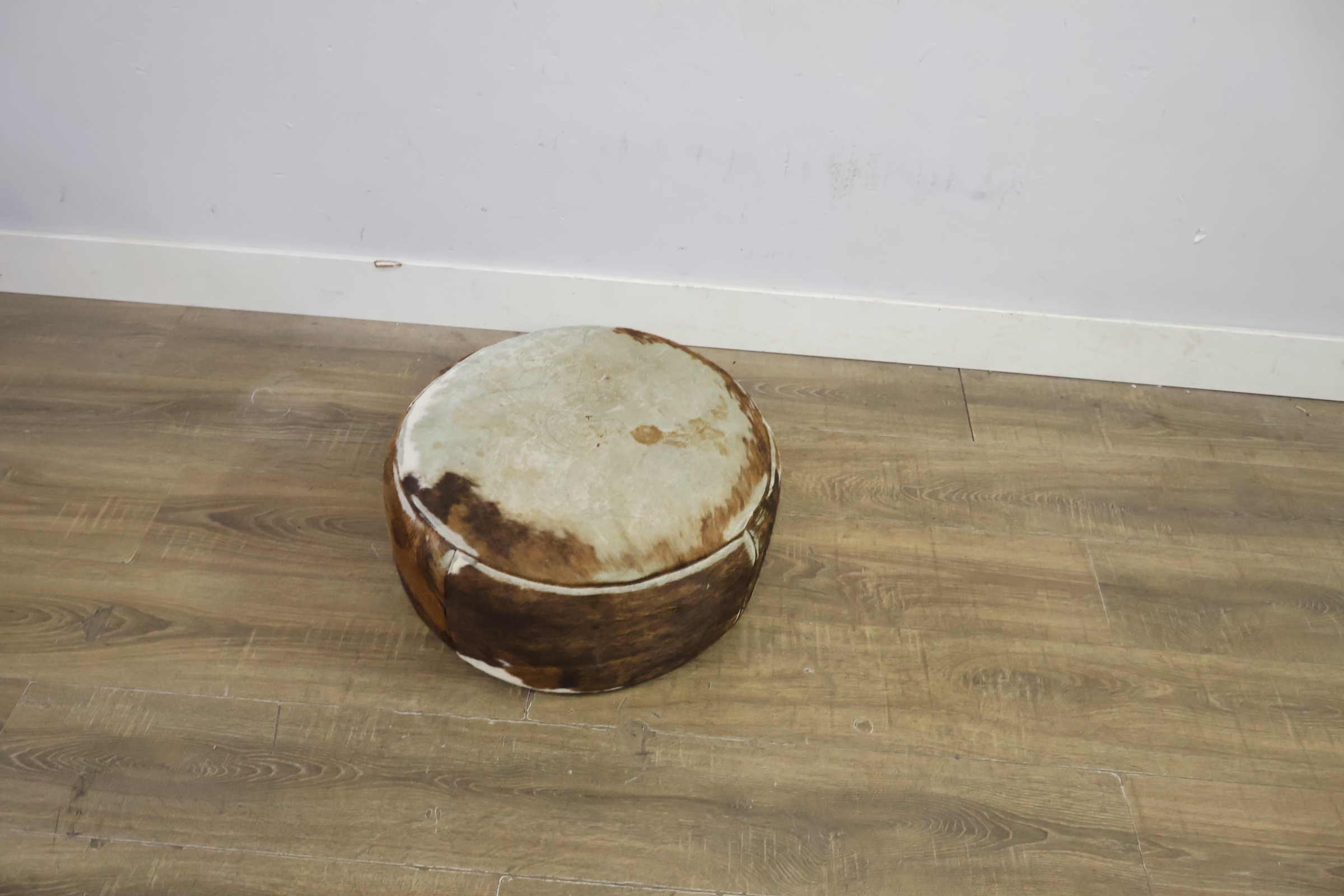 Ronde poef met koeienhuidprint – foto 8 – kavel bij GSD Auctions, Zoeterwoude