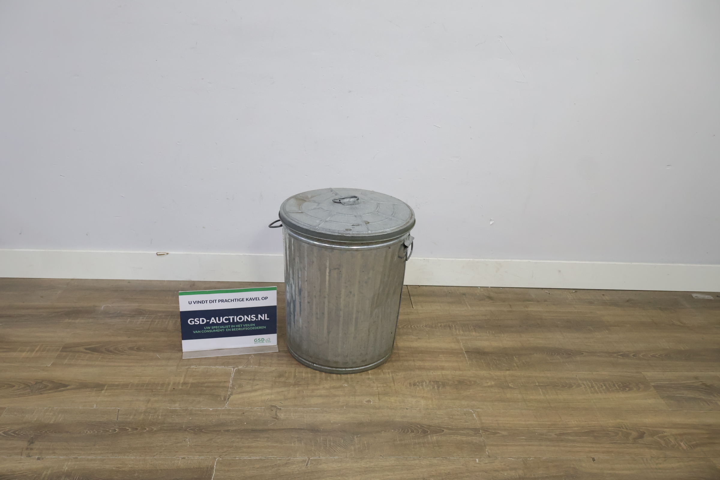 Metalen prullenbak met deksel – kavel bij GSD Auctions, Zoeterwoude