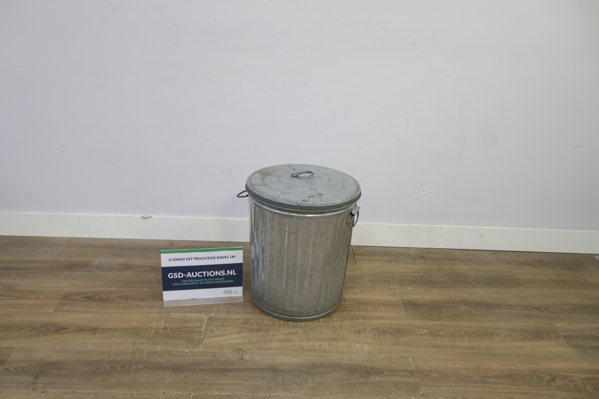 Metalen prullenbak met deksel – foto 2 – kavel bij GSD Auctions, Zoeterwoude