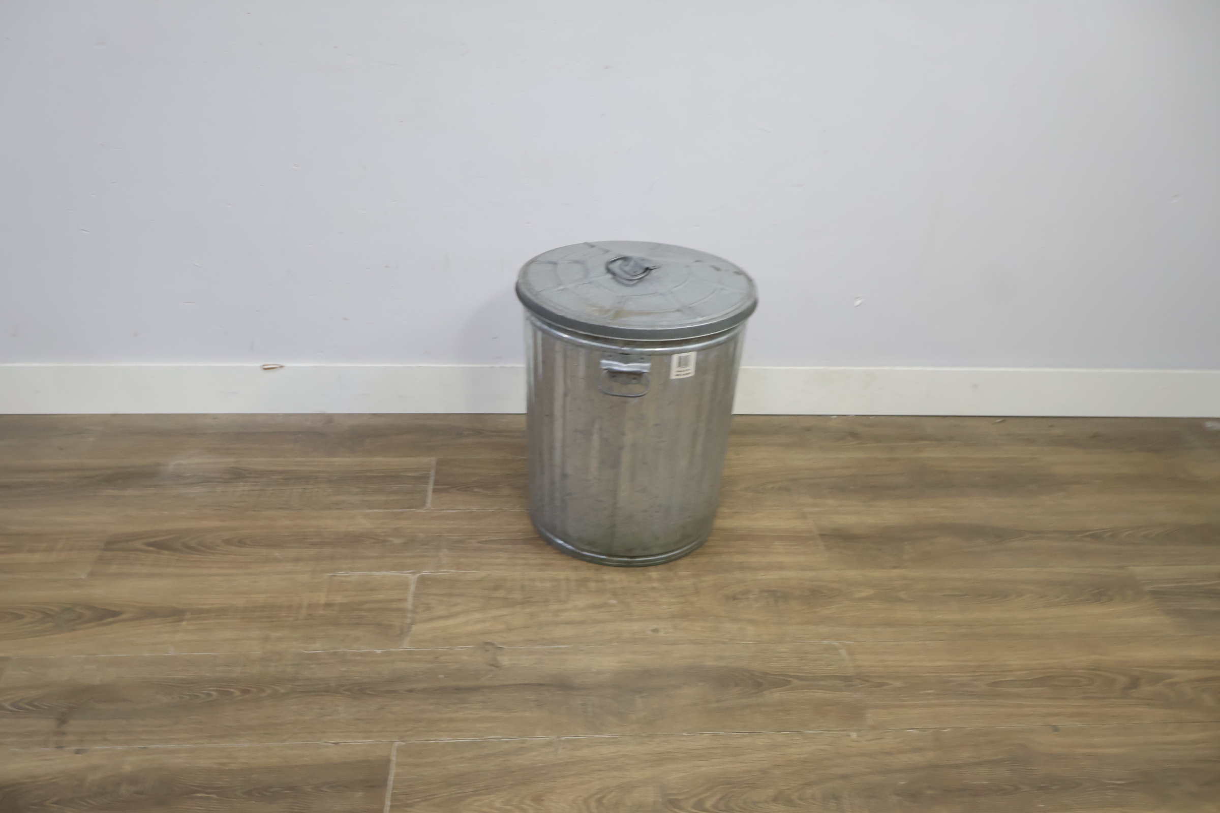 Metalen prullenbak met deksel – foto 3 – kavel bij GSD Auctions, Zoeterwoude