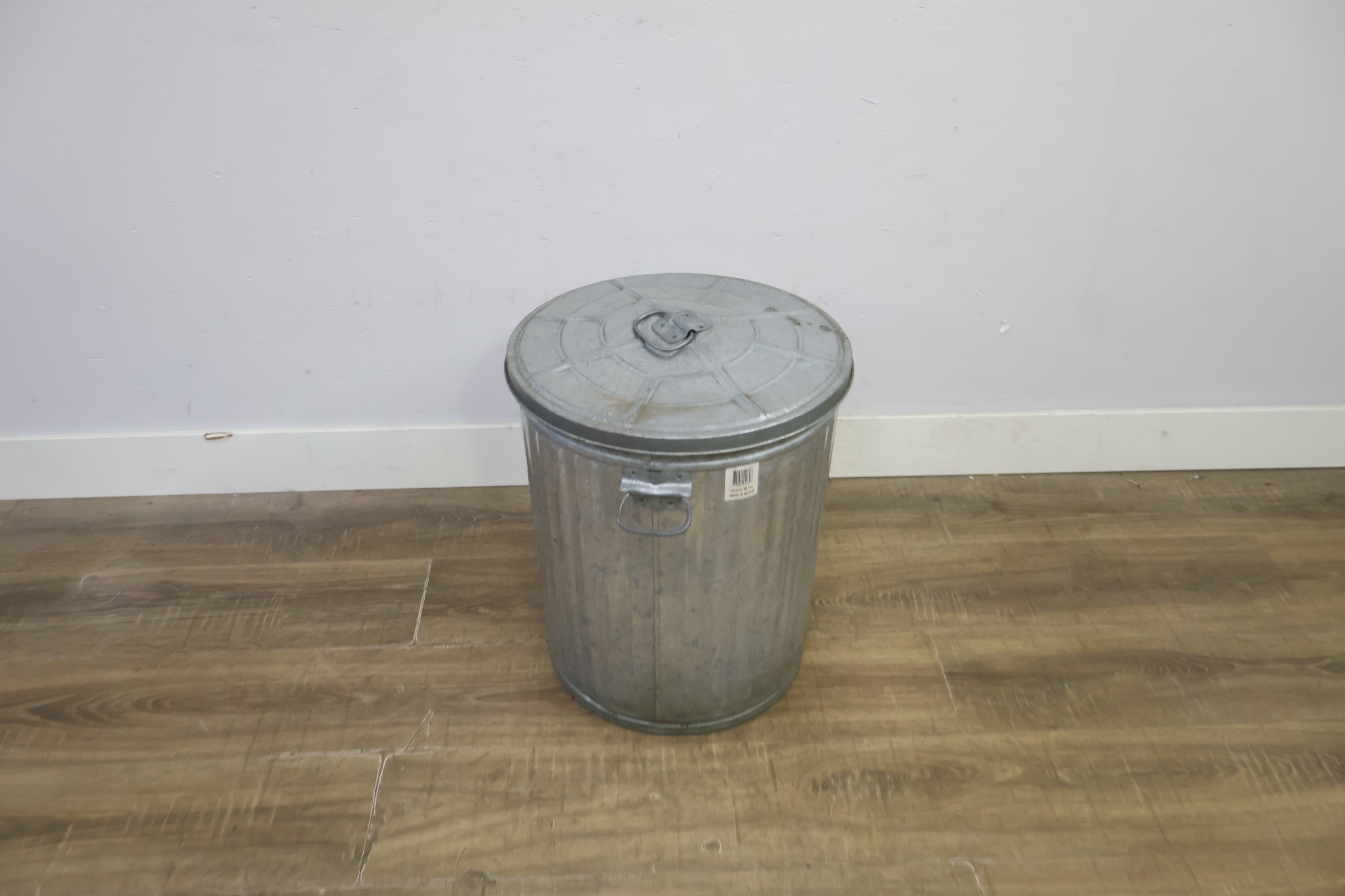 Metalen prullenbak met deksel – foto 4 – kavel bij GSD Auctions, Zoeterwoude