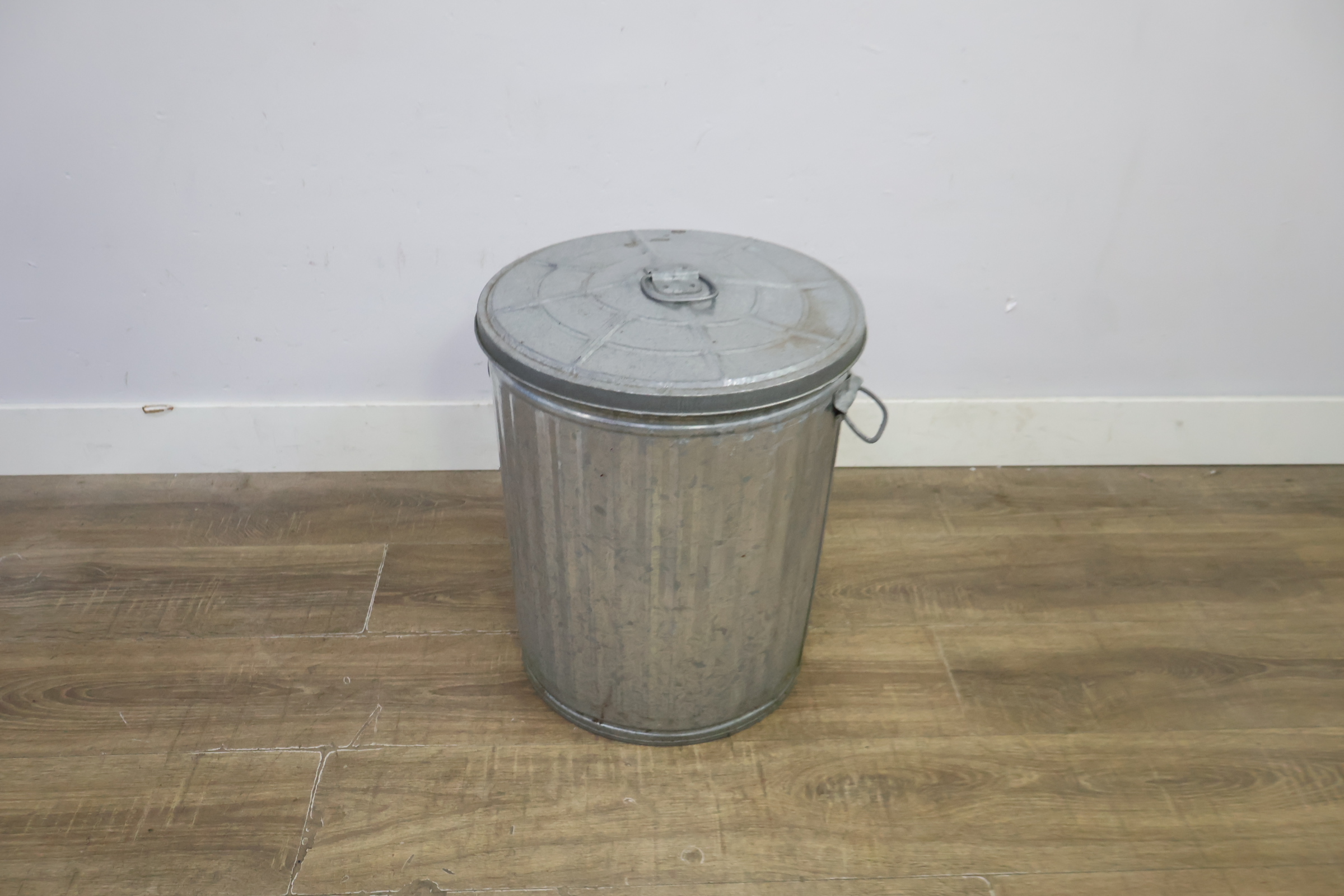Metalen prullenbak met deksel – foto 6 – kavel bij GSD Auctions, Zoeterwoude