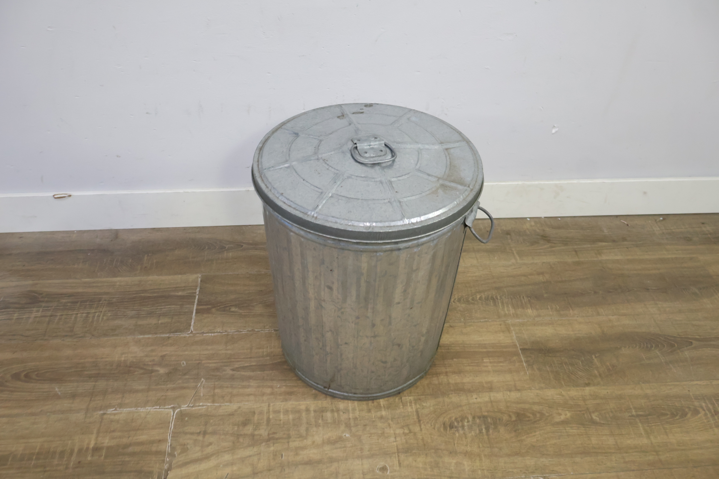 Metalen prullenbak met deksel – foto 7 – kavel bij GSD Auctions, Zoeterwoude