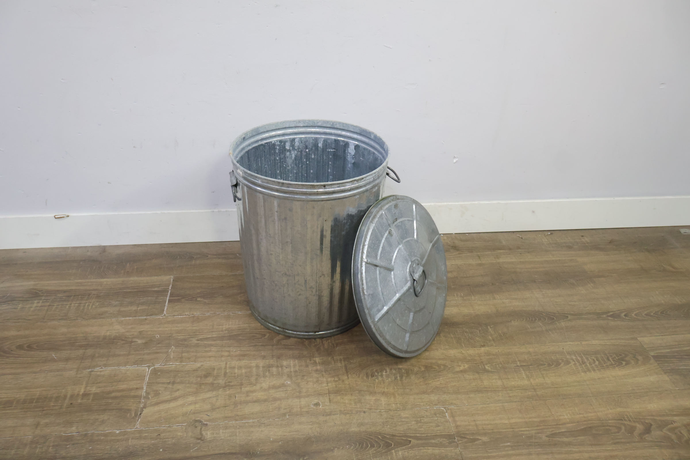 Metalen prullenbak met deksel – foto 8 – kavel bij GSD Auctions, Zoeterwoude