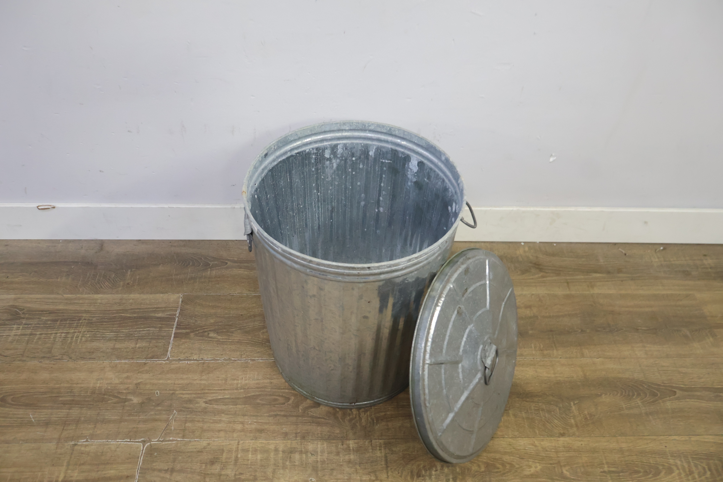 Metalen prullenbak met deksel – foto 9 – kavel bij GSD Auctions, Zoeterwoude