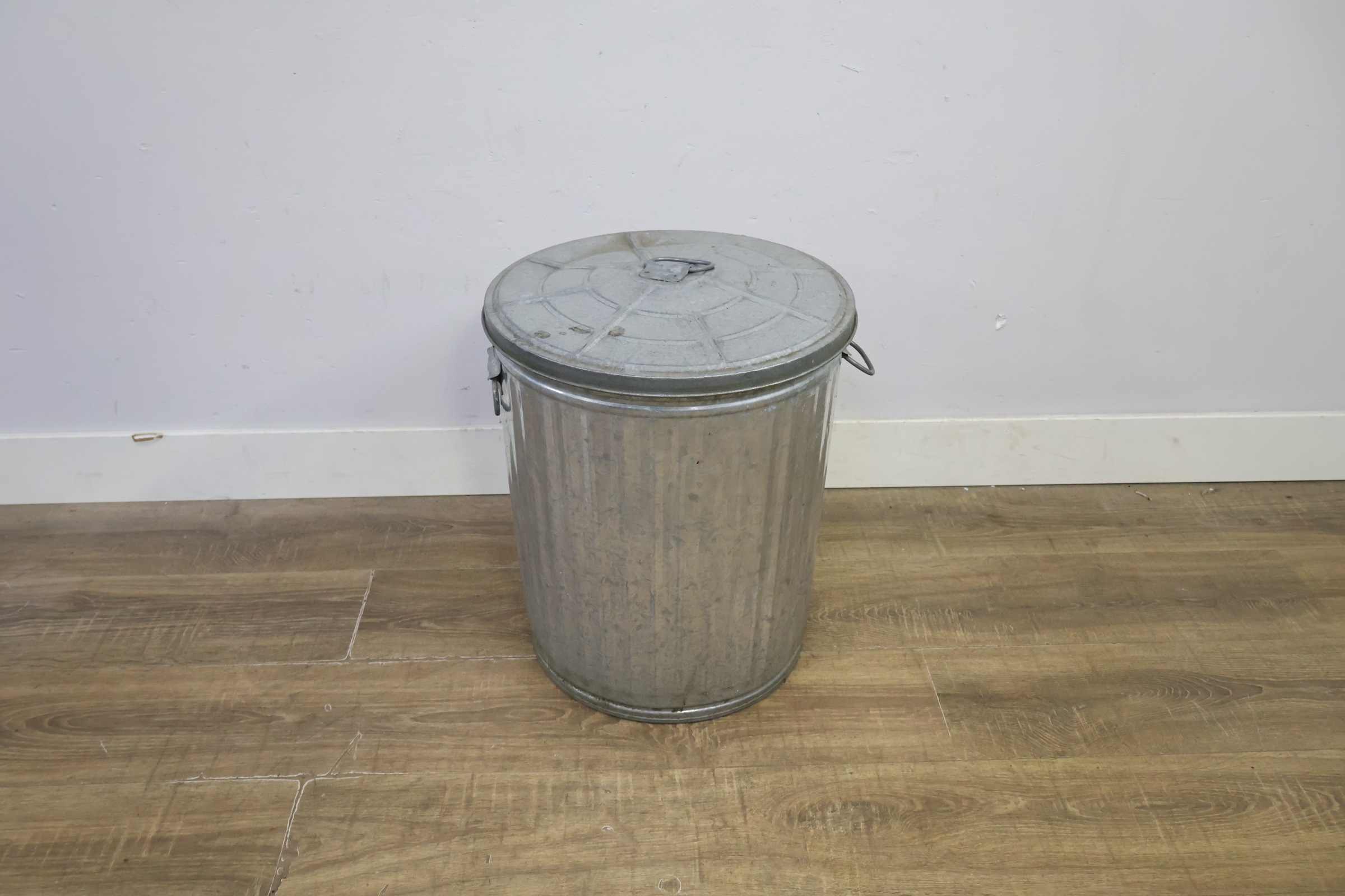 Metalen prullenbak met deksel – foto 10 – kavel bij GSD Auctions, Zoeterwoude