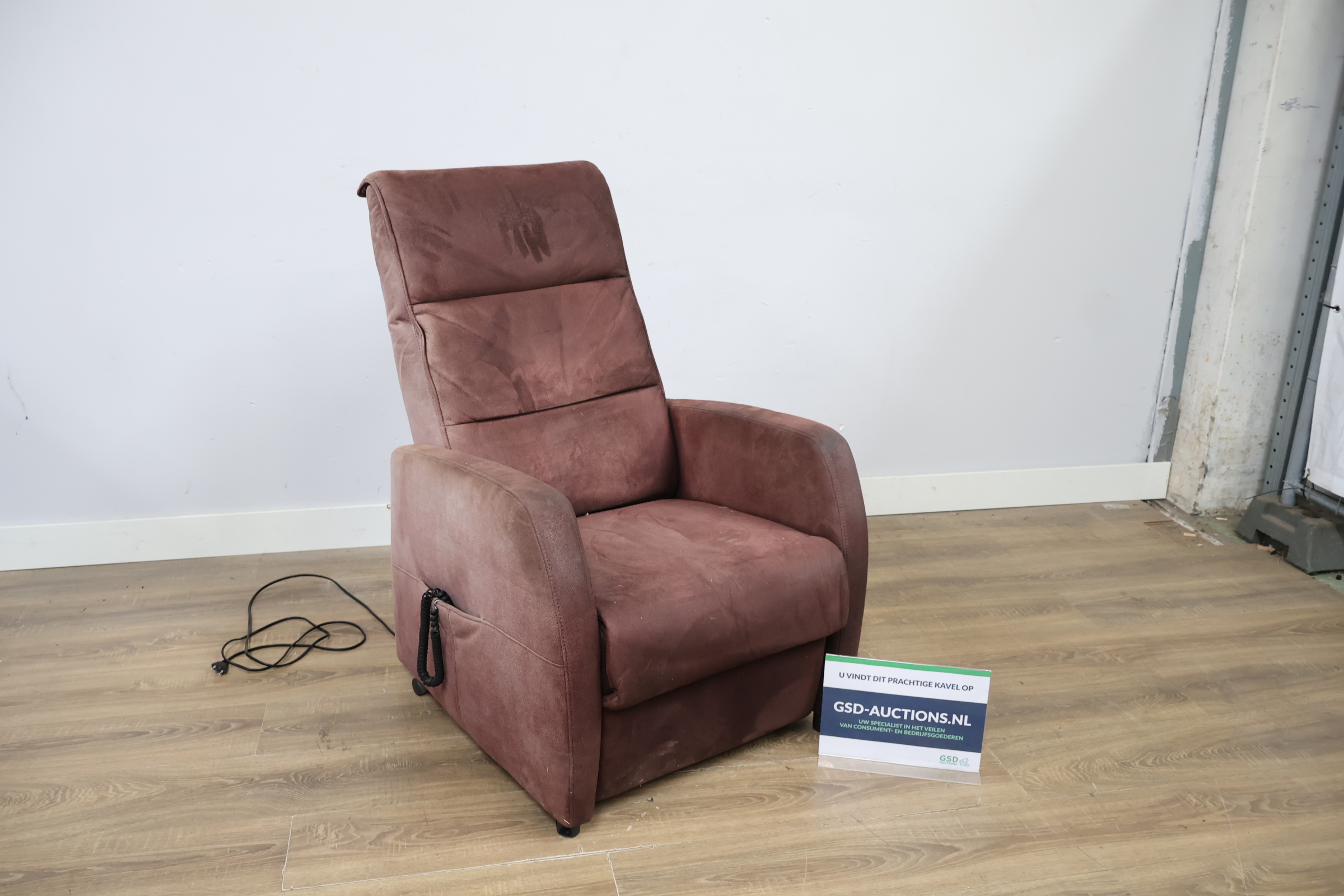Bruine elektrische relaxfauteuil – foto 2 – kavel bij GSD Auctions, Zoeterwoude