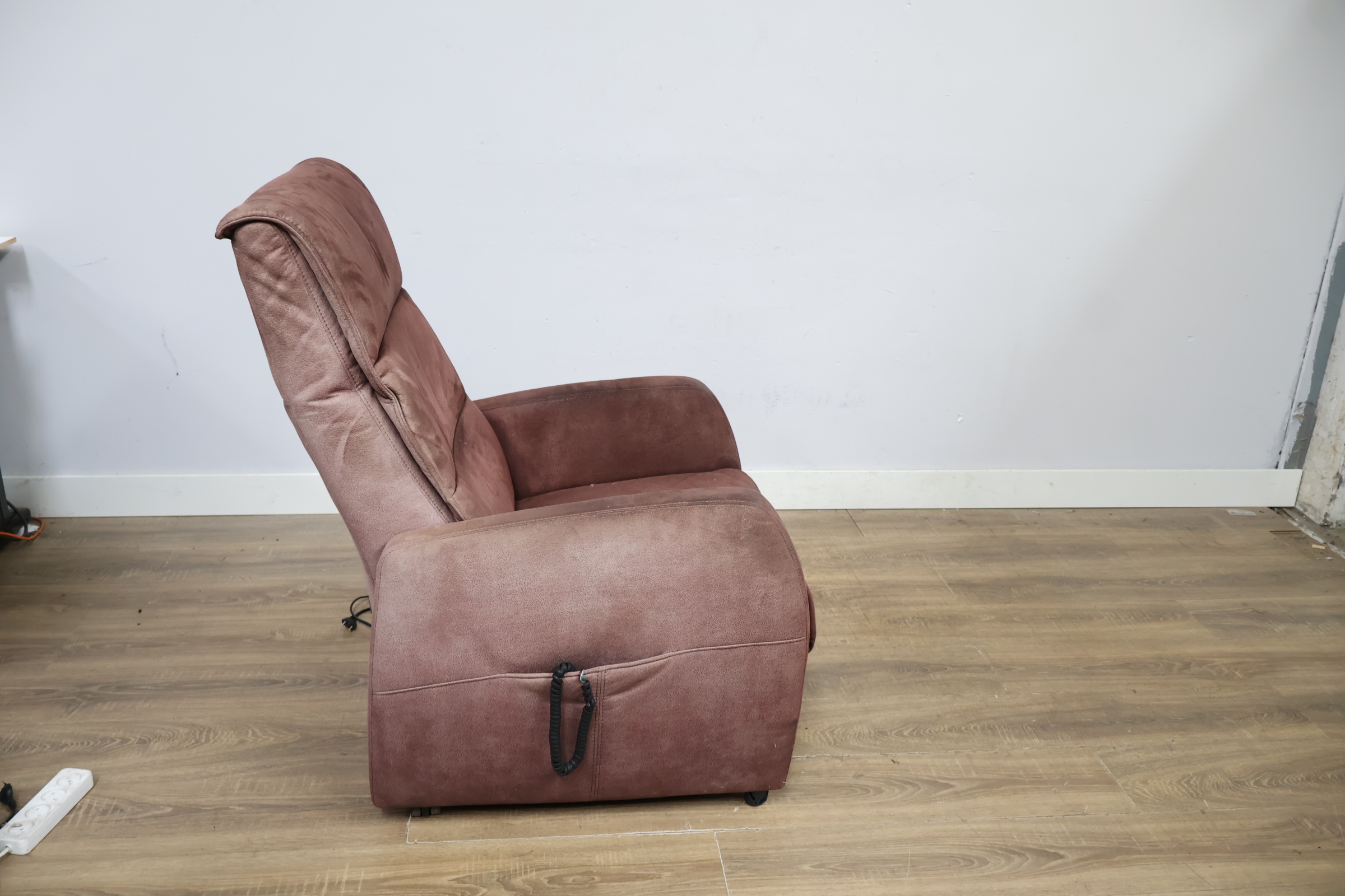 Bruine elektrische relaxfauteuil – foto 3 – kavel bij GSD Auctions, Zoeterwoude